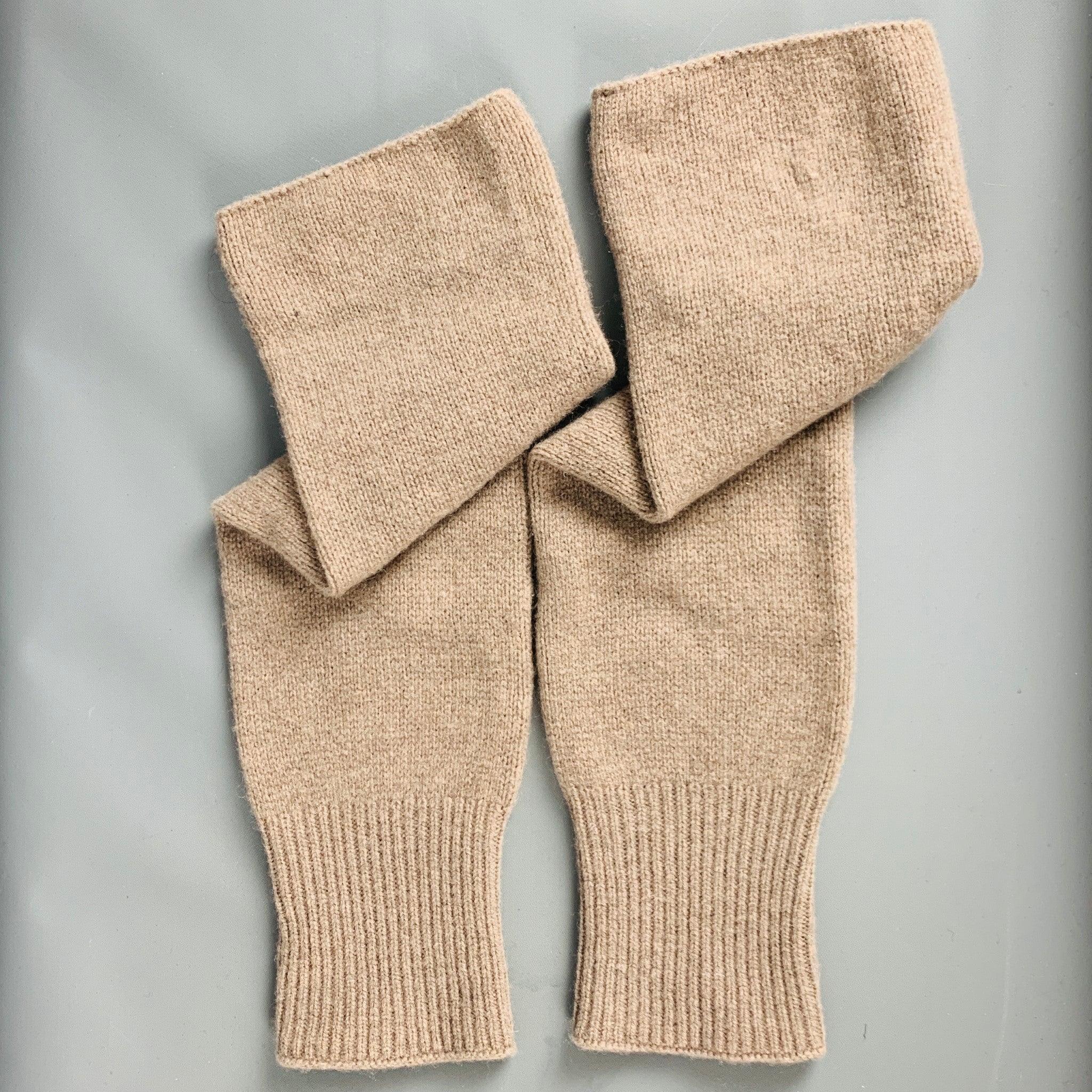 MARC JACOBS Grey Taupe Knitted Wool Cashmere Blend Gloves In Good Condition For Sale In San Francisco, CA
