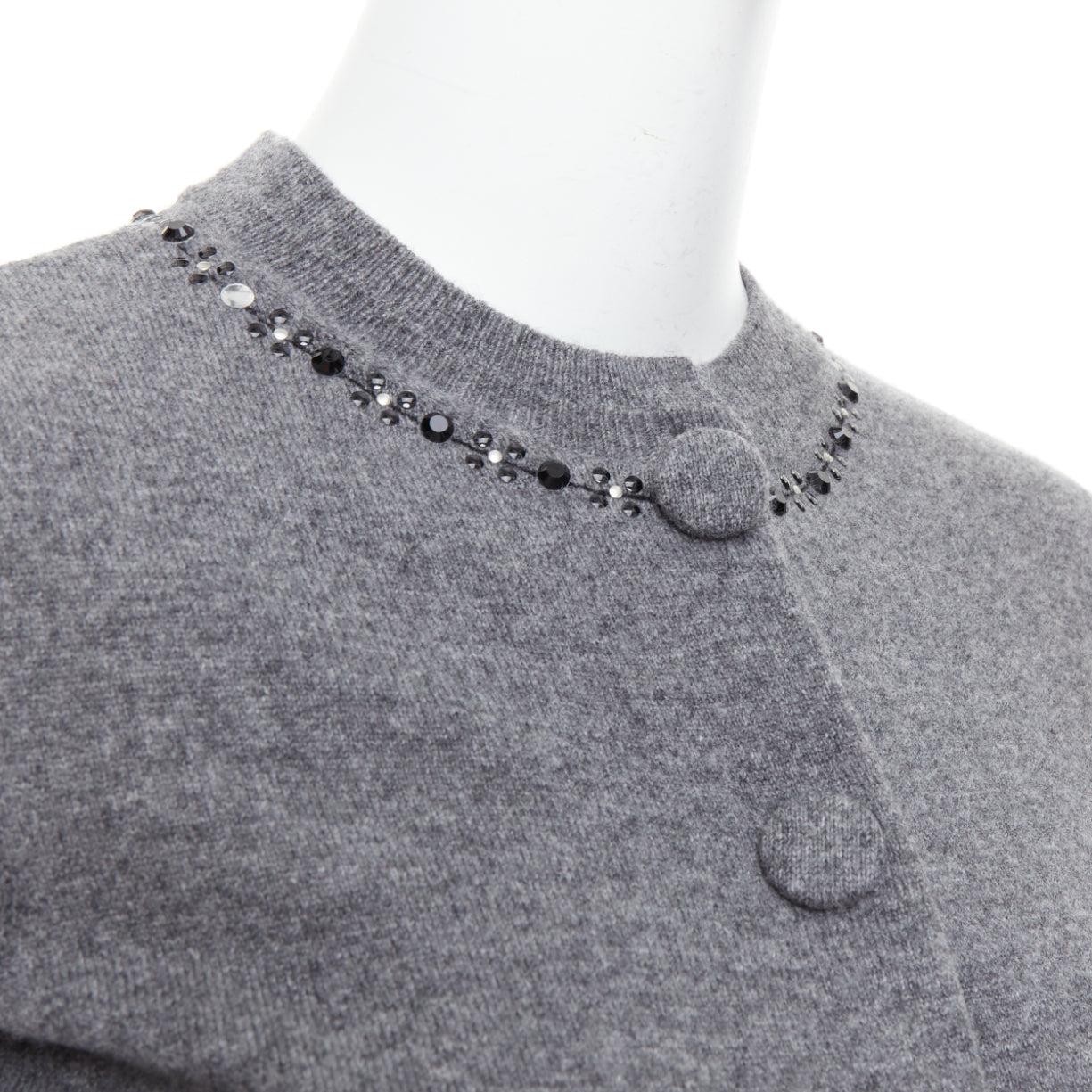 MARC JACOBS grey wool cashmere embellished trim cardigan sweater XS
Reference: LNKO/A02537
Brand: Marc Jacobs
Designer: Marc Jacobs
Material: Wool, Cashmere
Color: Grey
Pattern: Solid
Closure: Snap Buttons
Made in: Italy

CONDITION:
Condition: Good,