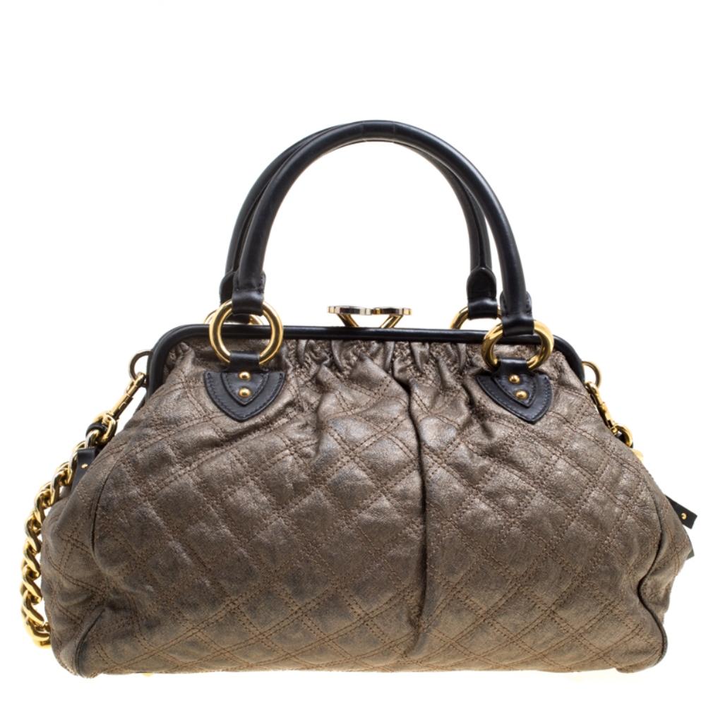 This Marc Jacobs design is perfect for a high fashion look that doesn't lets you compromise on practicality. It has a quilted exterior crafted from leather featuring a quilted pattern all over and gunmetal-tone hardware. The elegant Stam bag