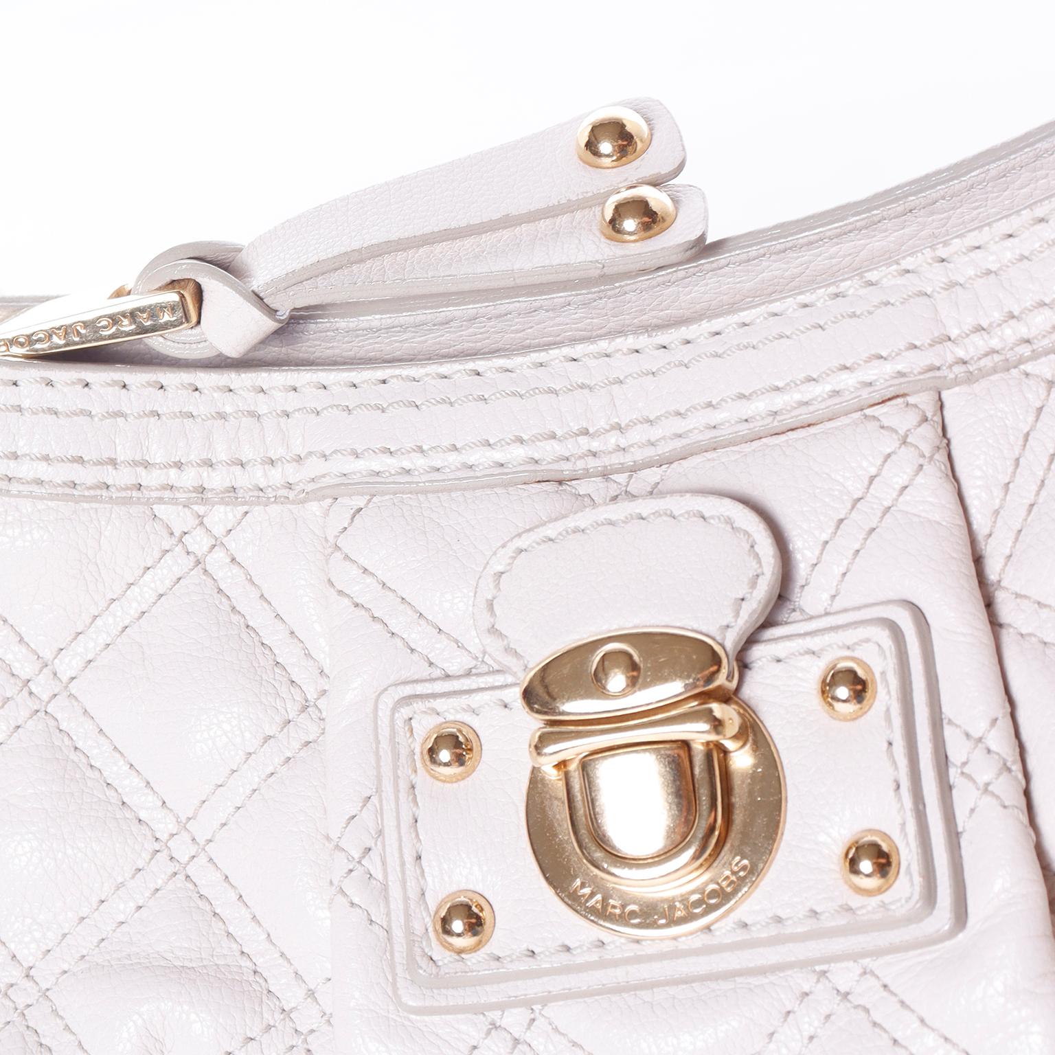 Sac à main Marc Jacobs en cuir matelassé Bone avec fermeture éclair et lanière en chaîne dorée en vente 2