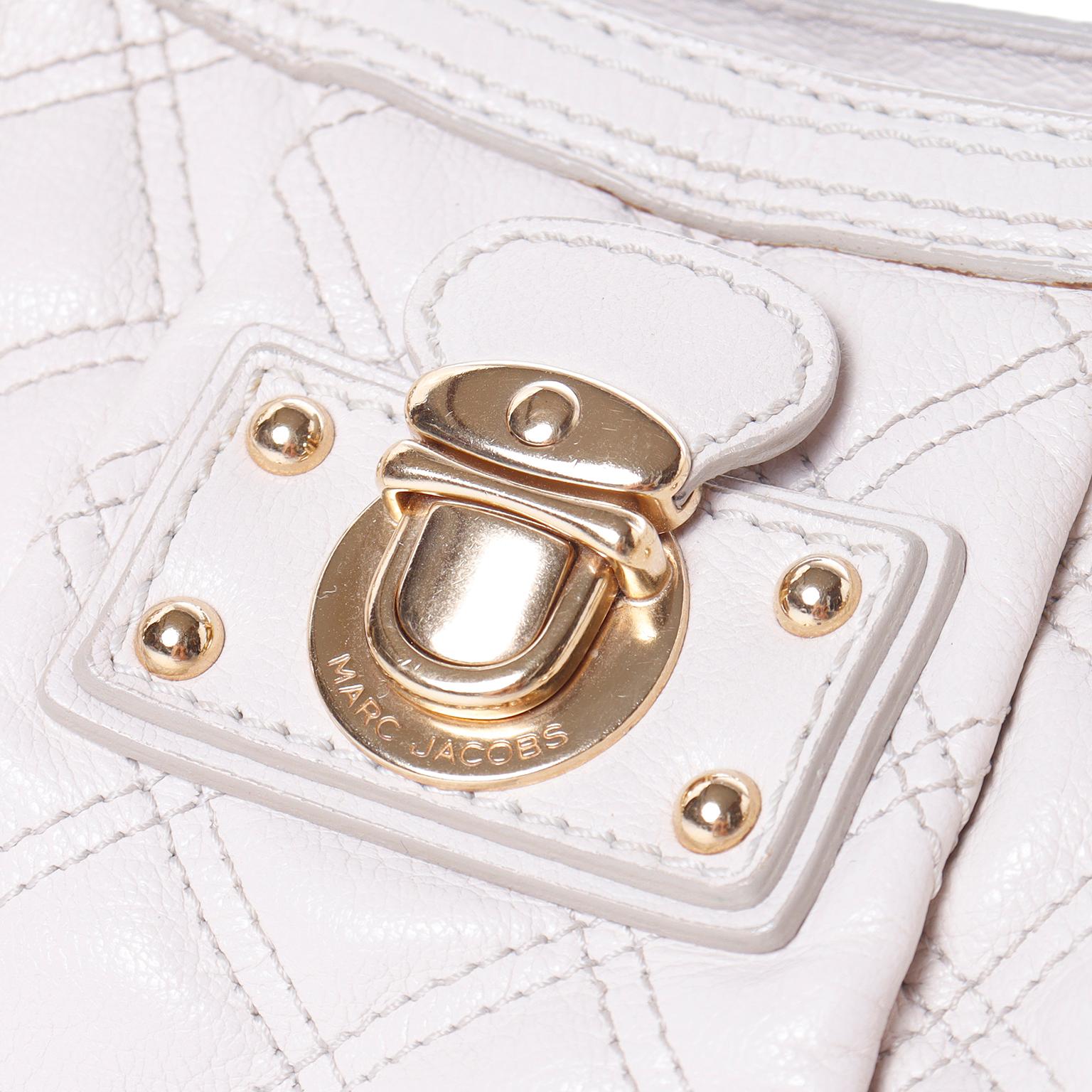 Marc Jacobs Handtasche aus gestepptem Leder mit Reißverschluss oben Hobo-Tasche mit goldenem Kettenriemen Damen im Angebot