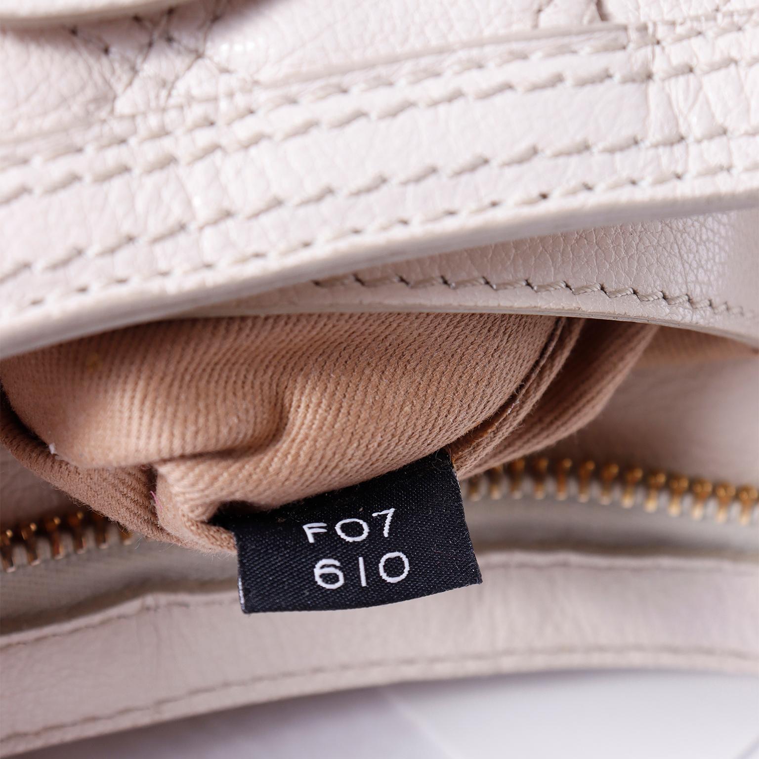 Marc Jacobs Handtasche aus gestepptem Leder mit Reißverschluss oben Hobo-Tasche mit goldenem Kettenriemen im Angebot 1