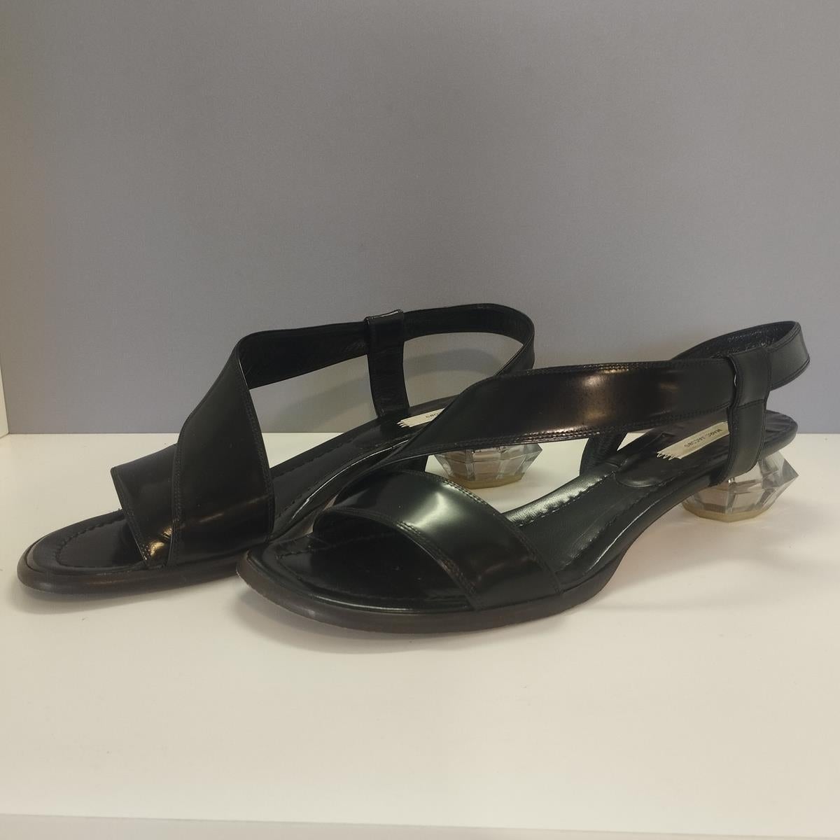 Sandales de jazz
Cuir
Couleur noire
Talon transparent
Hauteur du talon cm 3,5 (1,37 inches)
Prix original € 350
Livraison express mondiale incluse dans le prix !