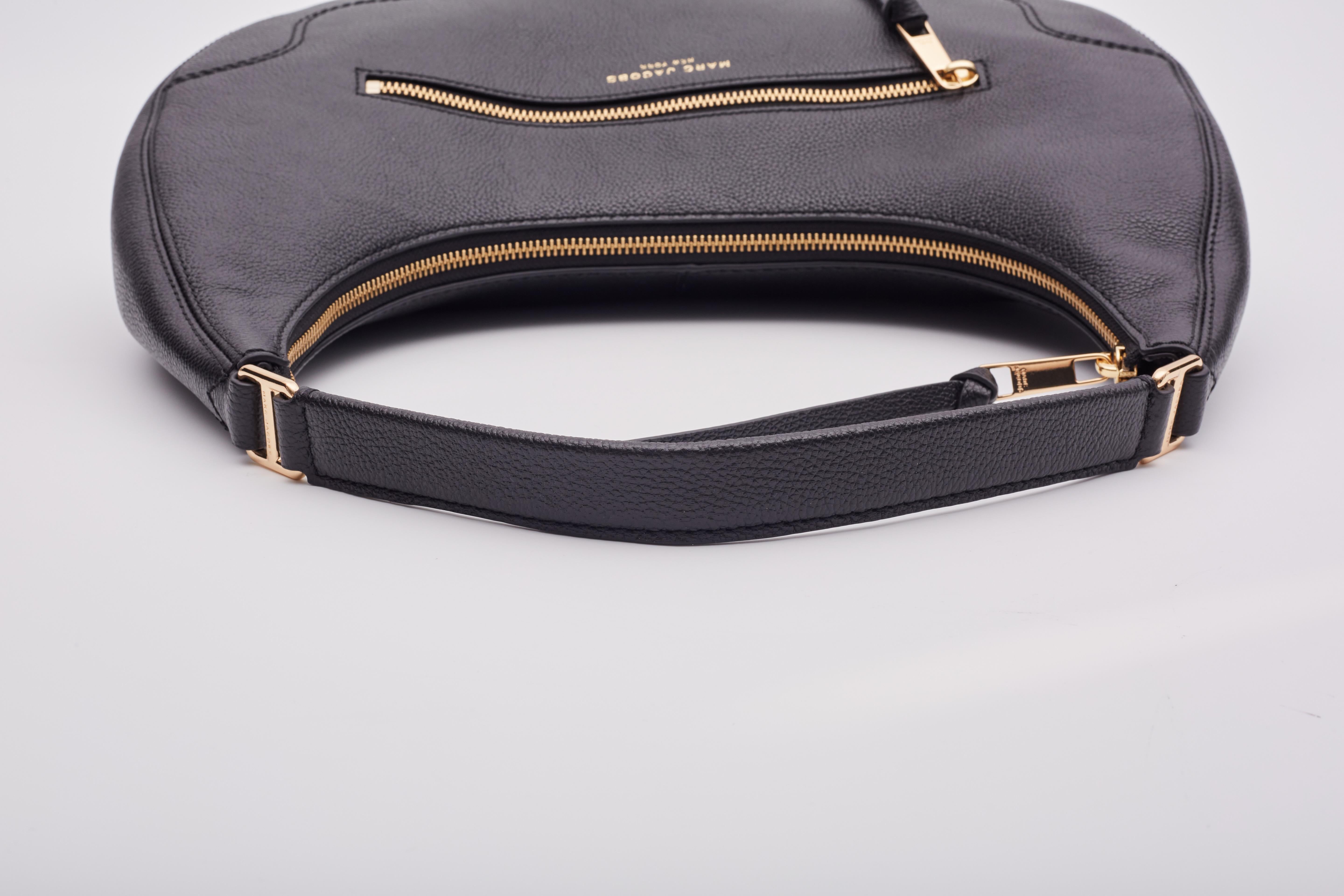 Marc Jacobs Bolso grande de piel negra en forma de media luna en venta 4