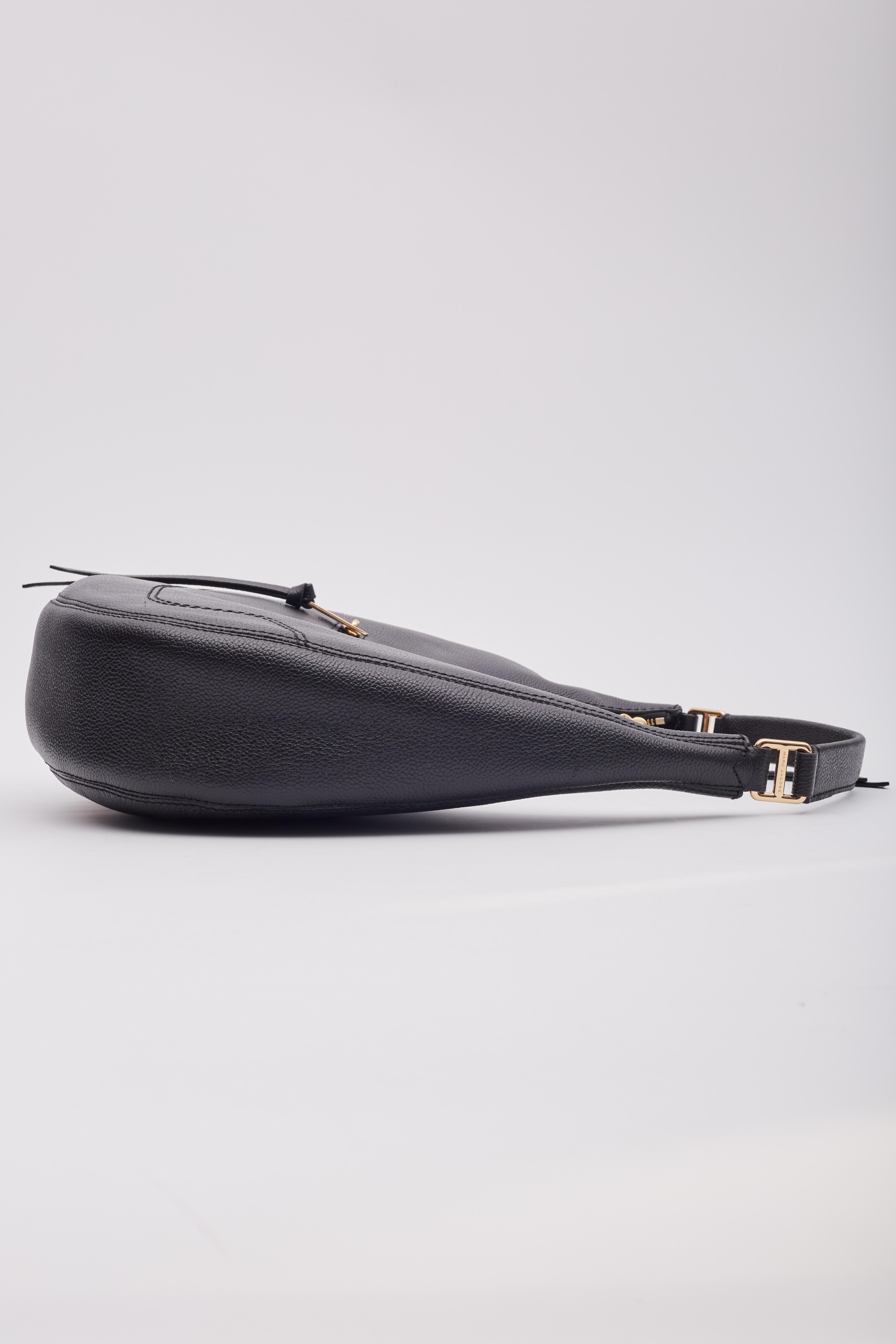 Marc Jacobs Bolso grande de piel negra en forma de media luna en venta 5