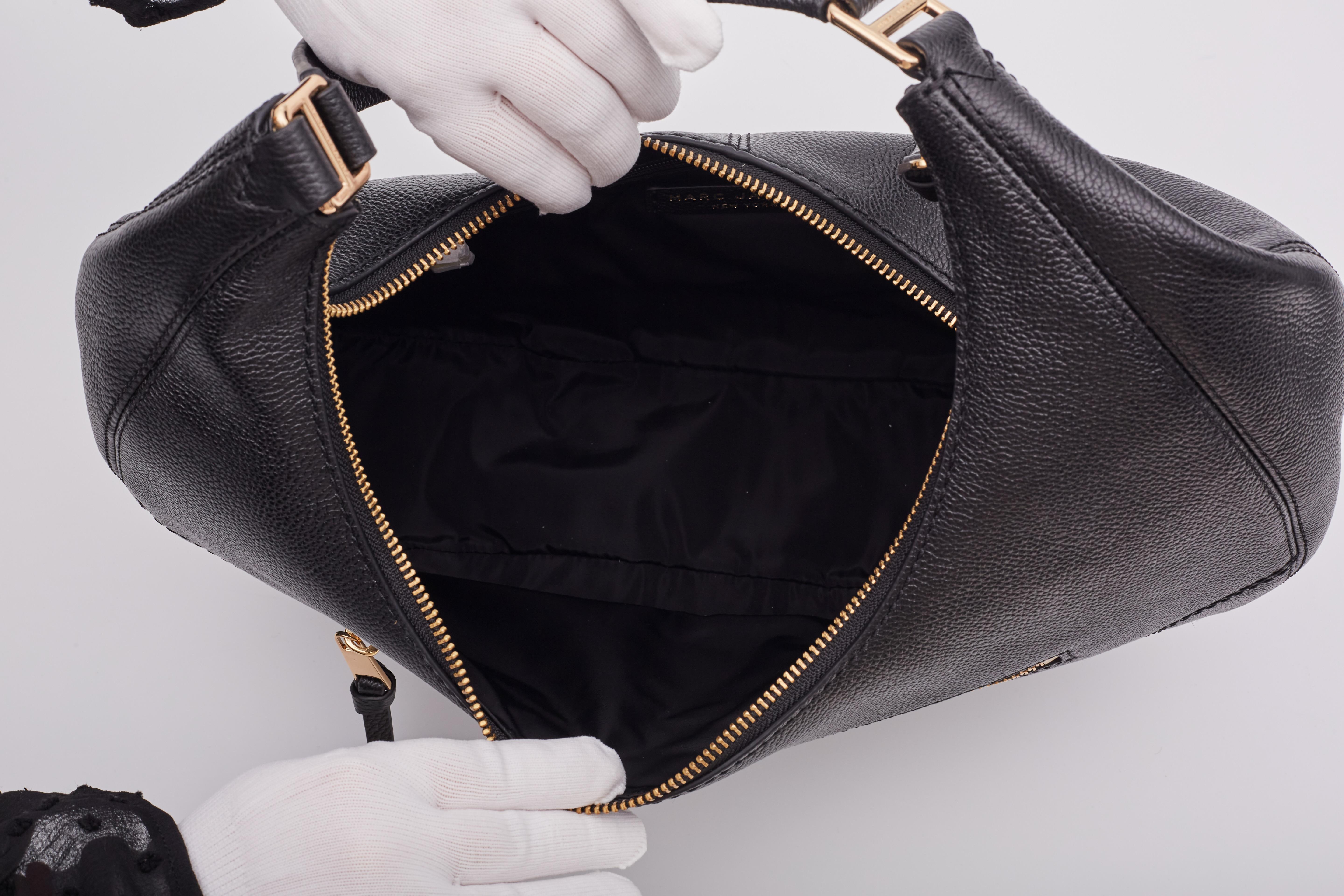 Marc Jacobs Bolso grande de piel negra en forma de media luna en venta 6