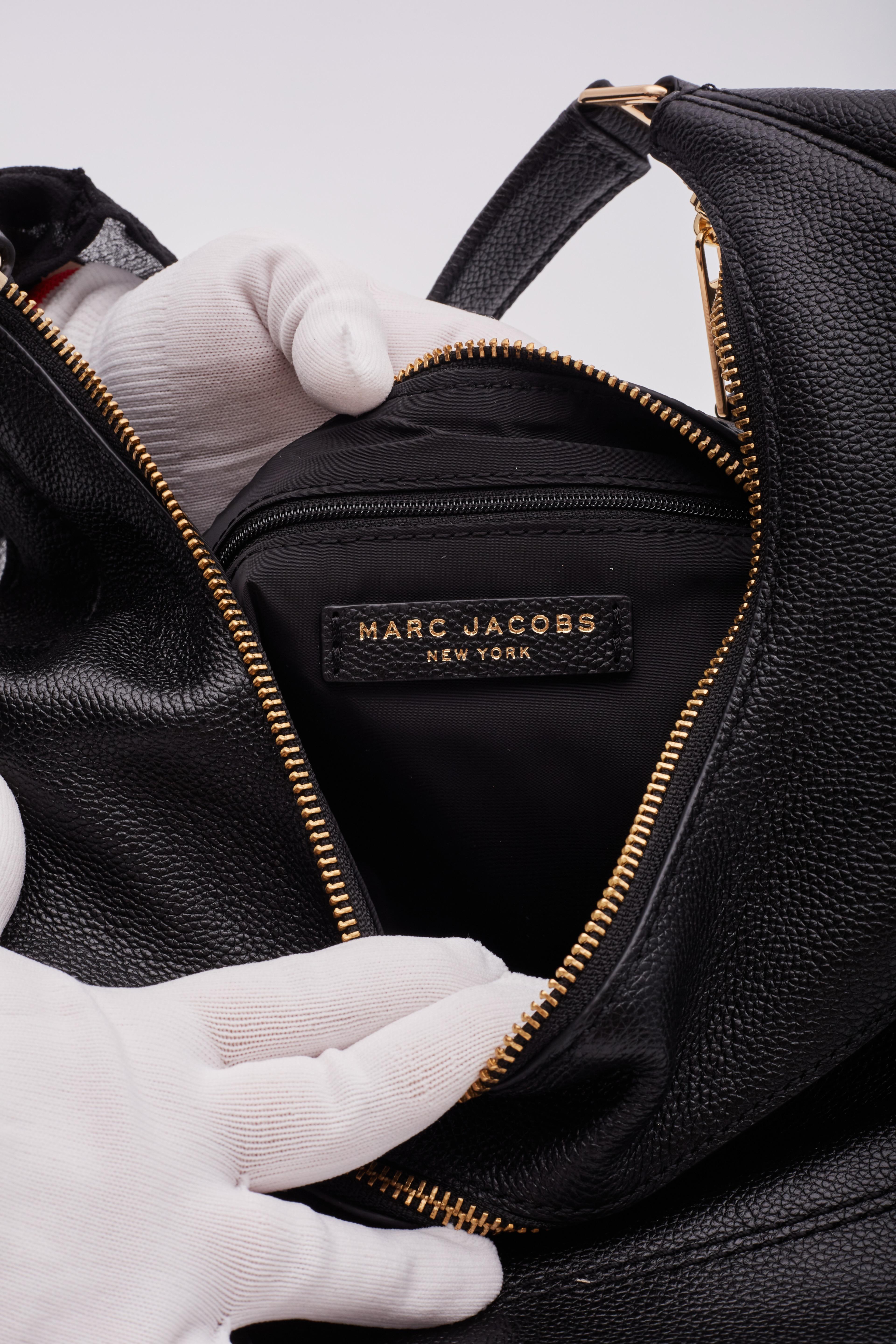 Marc Jacobs Bolso grande de piel negra en forma de media luna en venta 7