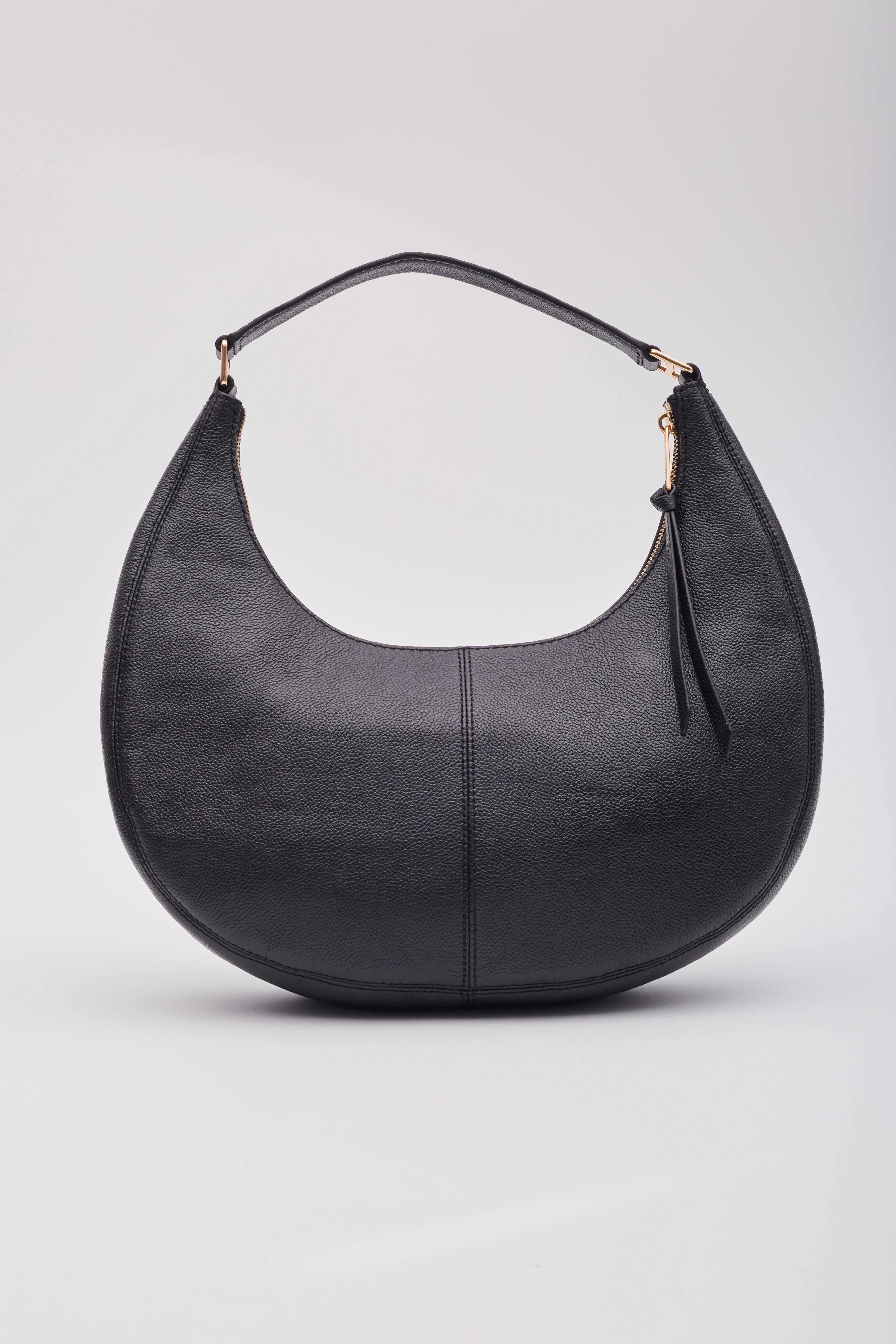 Marc Jacobs Bolso grande de piel negra en forma de media luna en venta 1