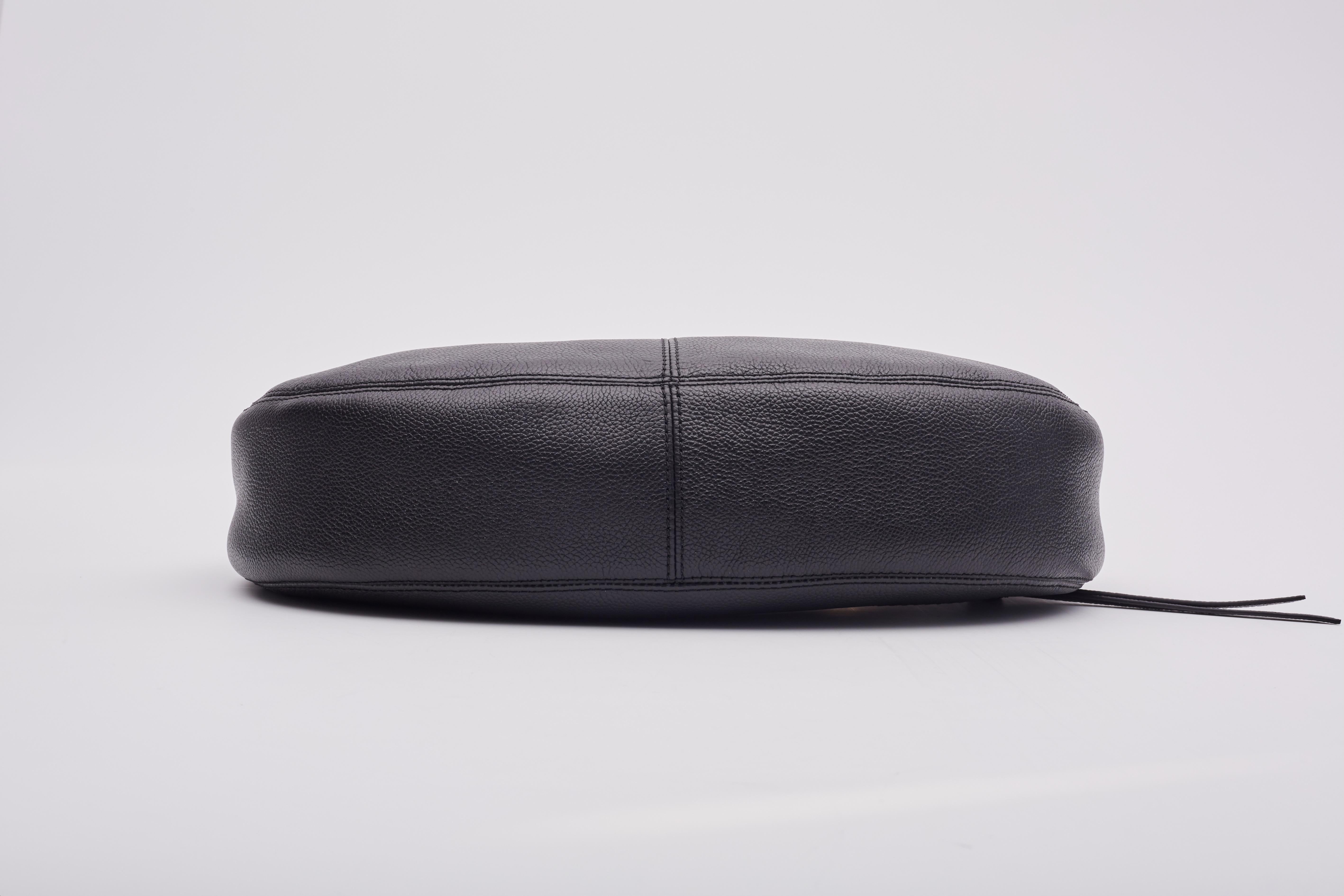 Marc Jacobs Bolso grande de piel negra en forma de media luna en venta 2