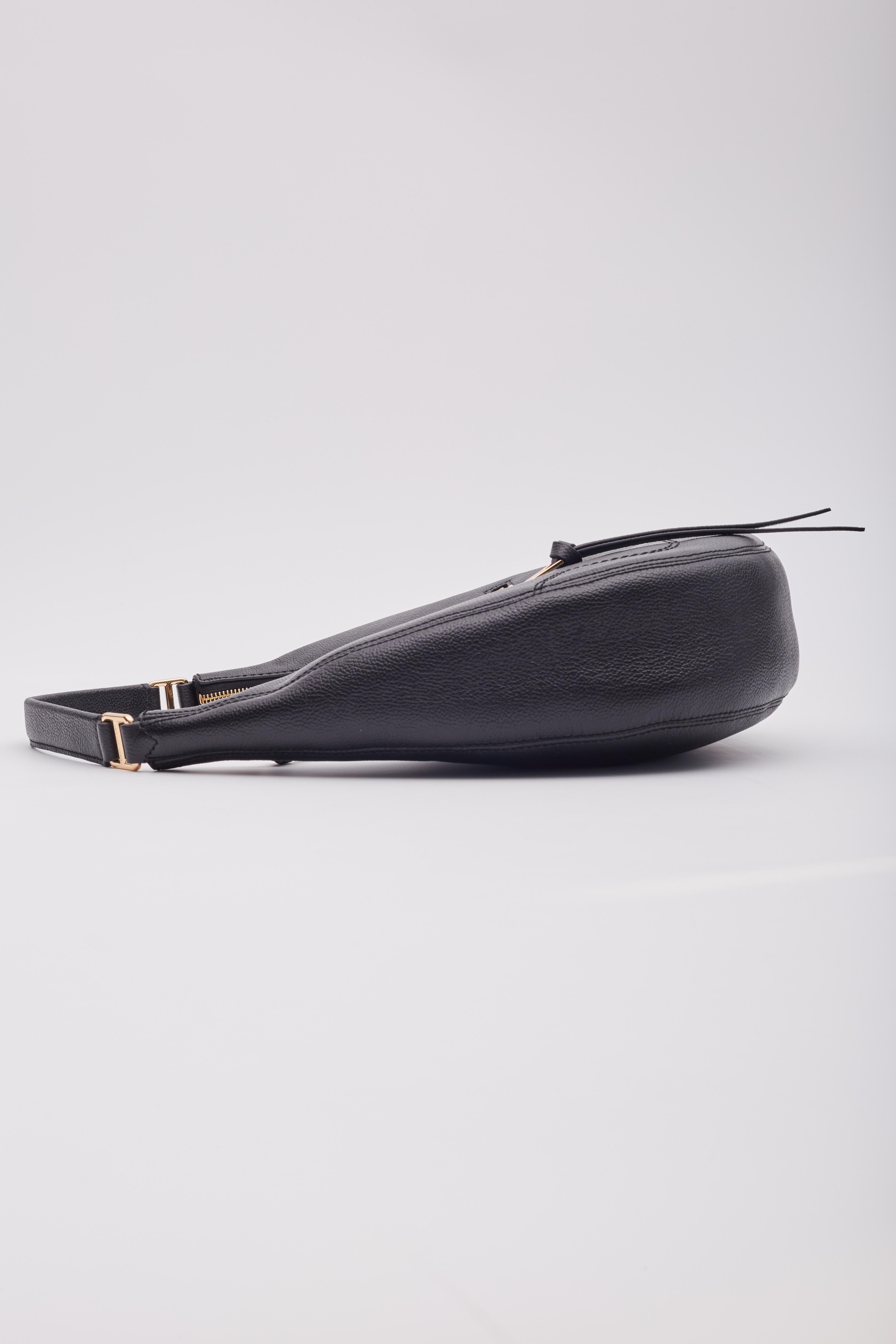 Marc Jacobs Bolso grande de piel negra en forma de media luna en venta 3