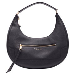 Marc Jacobs Bolso grande de piel negra en forma de media luna