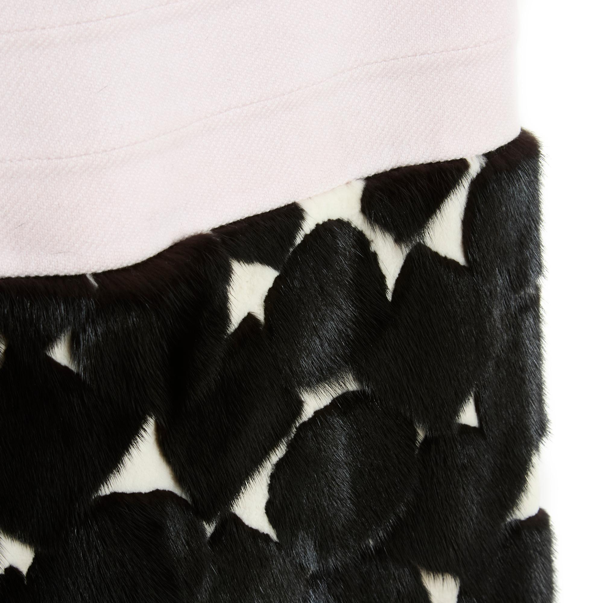 Louis Vuitton Kleid, wahrscheinlich von Marc Jacobs, aus dickem blassrosa Wollstoff, Rundhalsausschnitt mit Ausschnitt auf der oberen Brust, ärmellos, unten verziert mit einem Polka-Dot-Muster aus langem schwarzem Nerz auf ecrufarbenem rasiertem