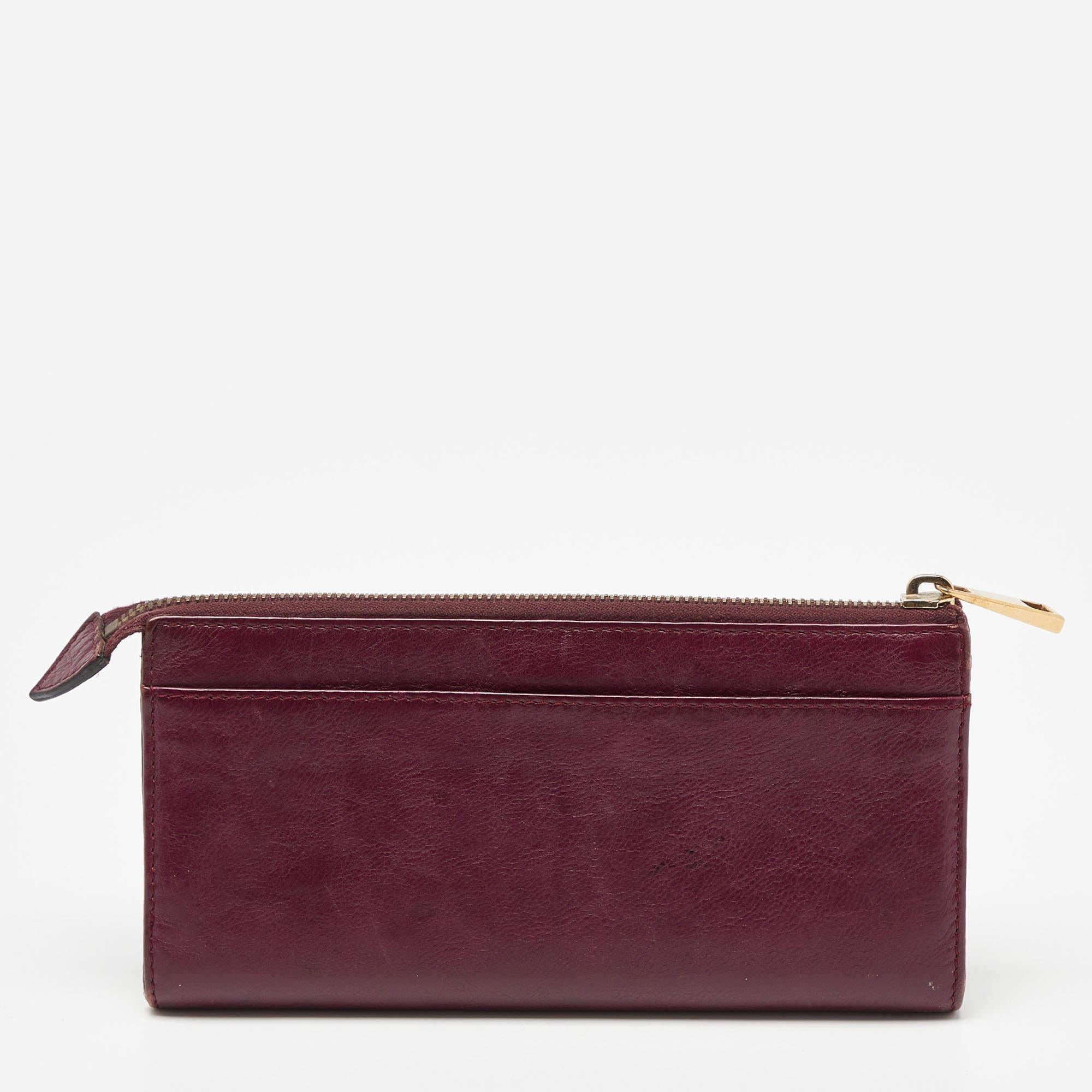 Marc Jacobs Magenta Leather Zip Continental Wallet In Fair Condition For Sale In Dubai, Al Qouz 2