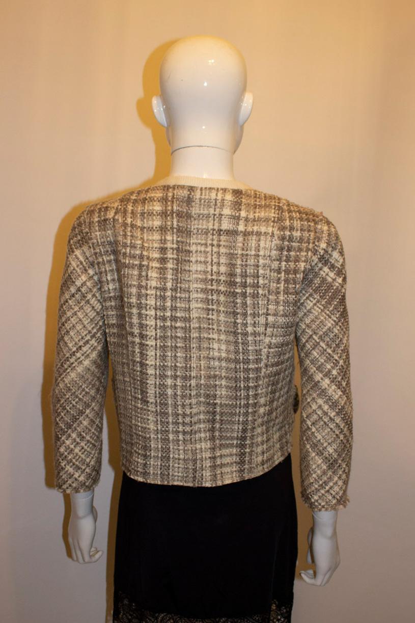 Eine schicke Jacke für den Herbst von Marc Jacobs, Hauptlinie. Der Oberstoff ist ein Woll-Baumwoll-Gemisch, das Futter ist ein Seiden-Baumwoll-Gemisch. Sie hat zwei Druckknopfverschlüsse und zwei kleine Taschen.
Größe 8 Maße: Brustumfang bis zu