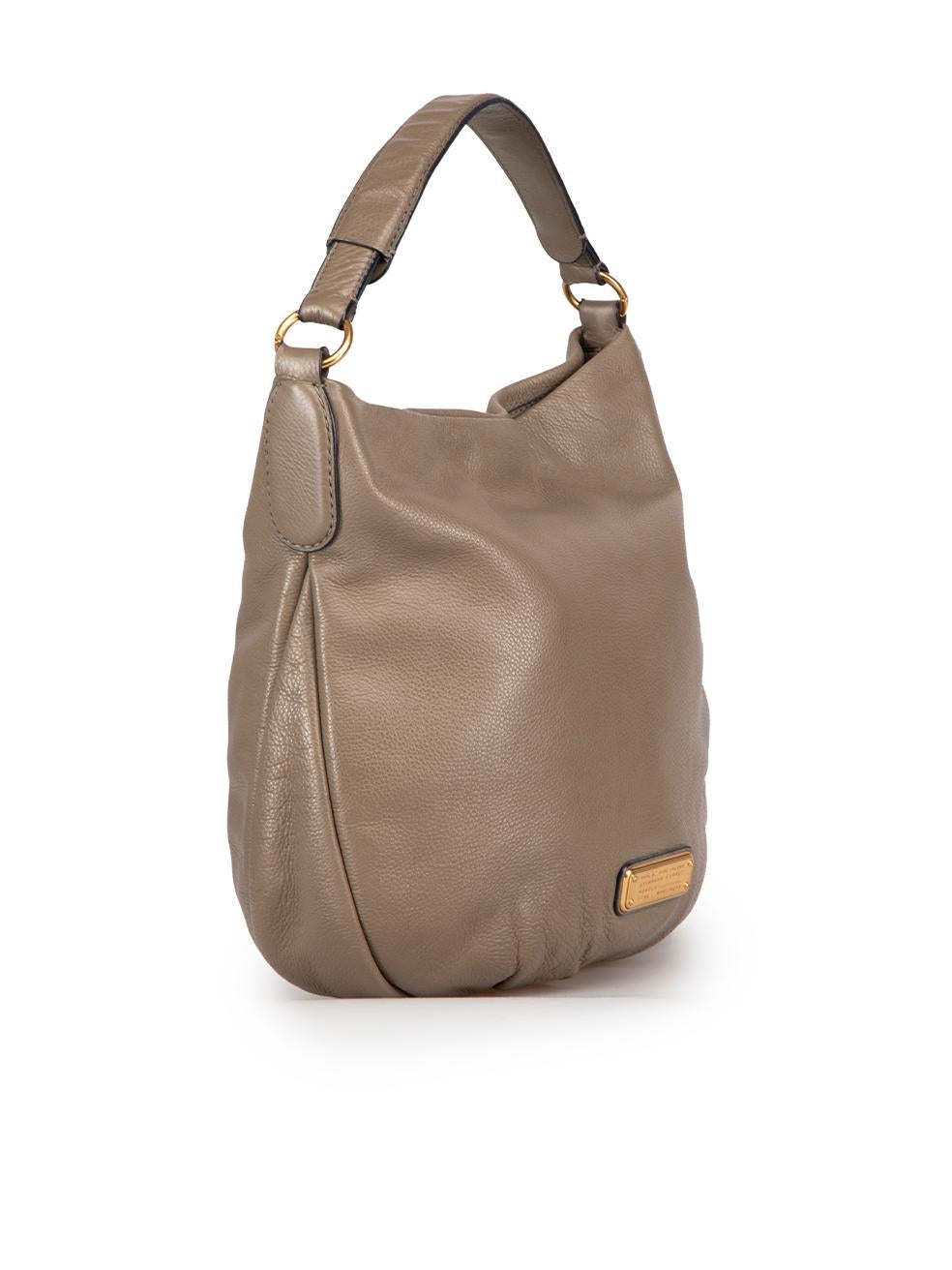 CONDITION is Very good. Minimal wear to bag is evident. Minimal wear to the underside of the top handle with scratches to the leather and there is a small mark at the rear of this used Marc by Marc Jacobs designer resale item. This item comes with