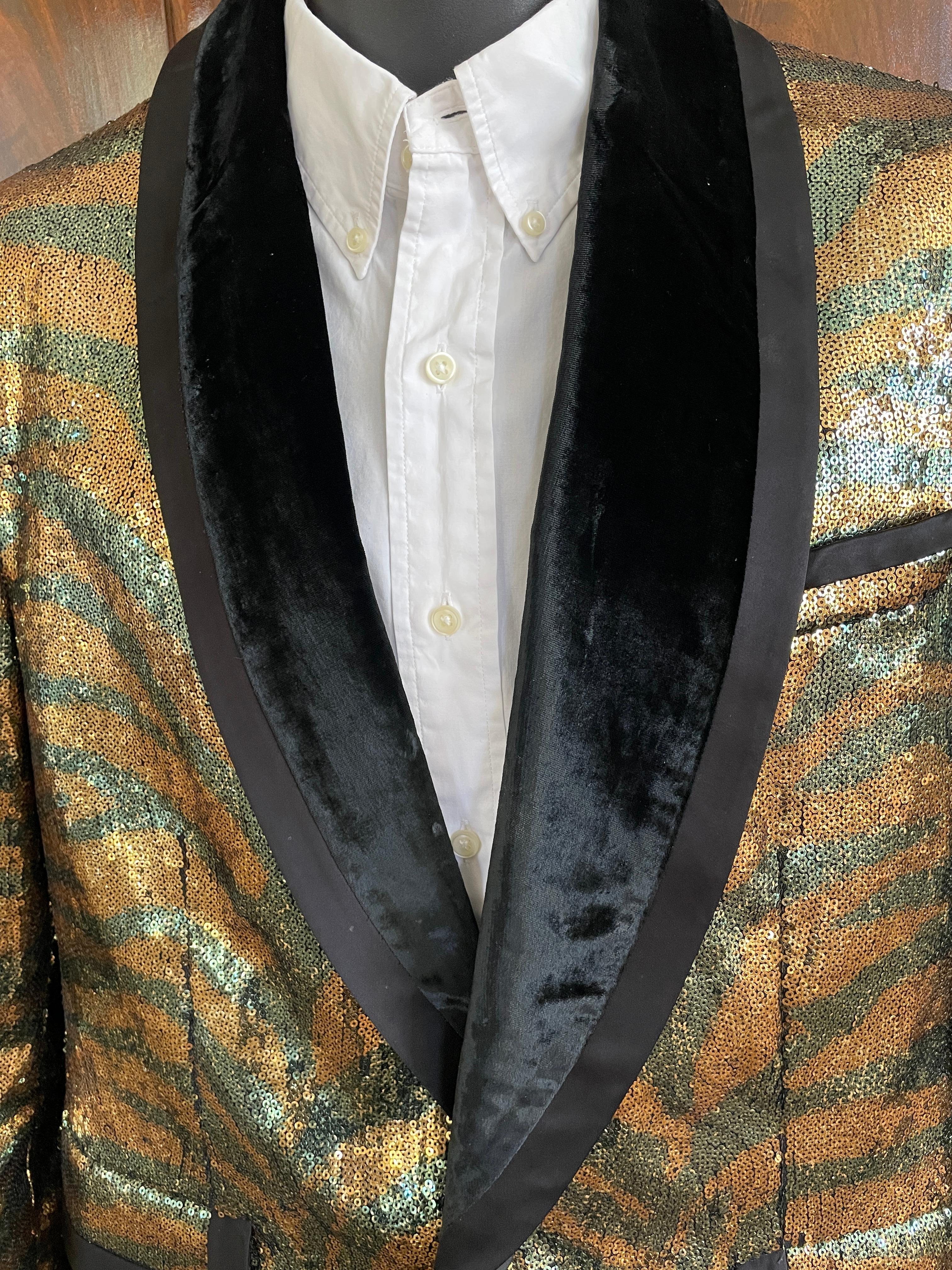 Marc Jacobs Collection Men's Tiger Sequin Evening Jacket with Velvet Shawl Collar.
Tailored in Italy, this has working sleeve buttons.
This is such a magnificent piece, please use the zoom feature to see details.
Size 52 (42)
Chest 44