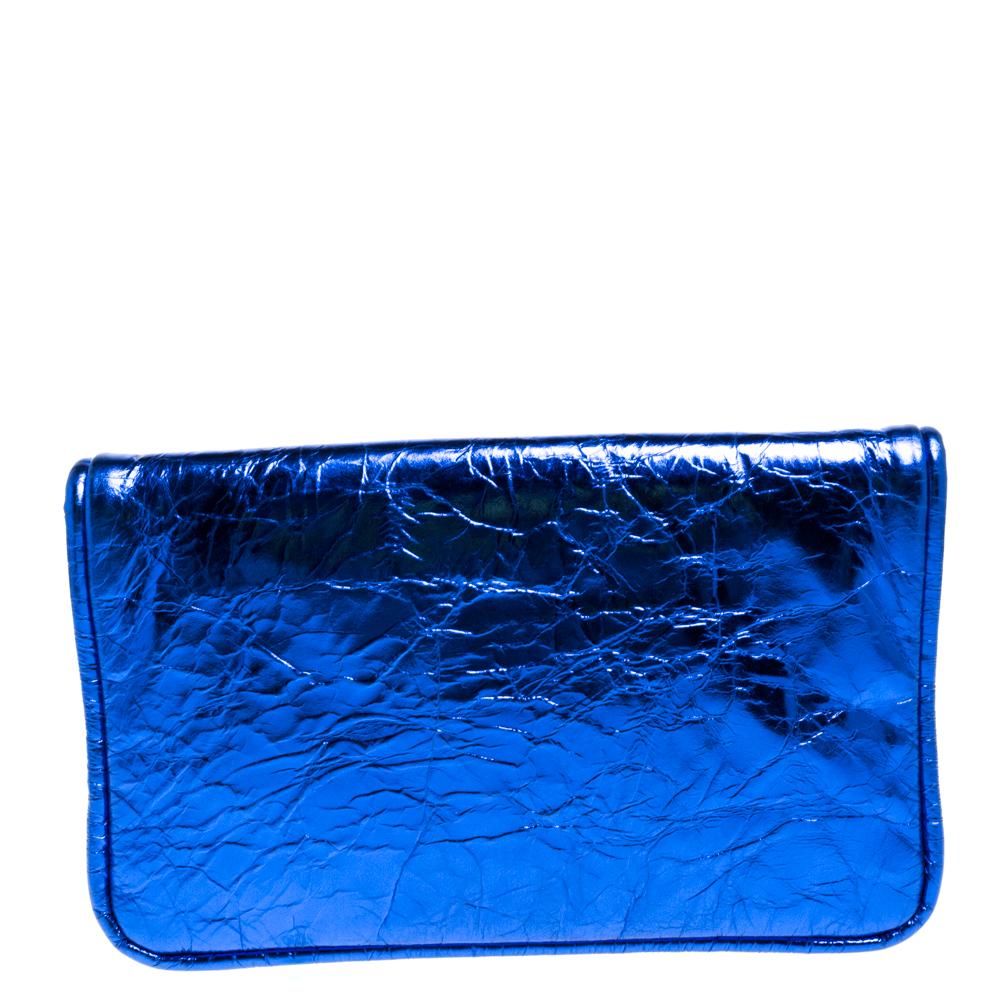 This Italy-made clutch by Marc Jacobs deserves to be in the wardrobe of a fashionista like you! Crafted from crinkled patent leather in a metallic blue hue, it flaunts oversized studs on the front that adds character to the creation. Amp up your