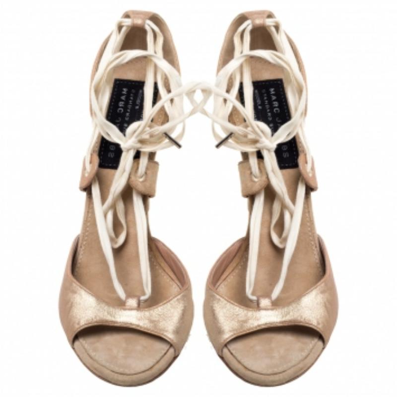Marc Jacobs Bombas con lazo al tobillo de piel bronce metalizado Talla 40 en Bastante bueno estado para la venta en Dubai, Al Qouz 2