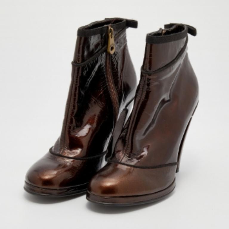 Flaunt never-ending luxury and elegance in these boots from Marc Jacobs. They are created using metallic-bronze patent leather on the exterior into an ankle-length silhouette. They showcase 11.5 cm and pointed toes. Your ensemble will look classy