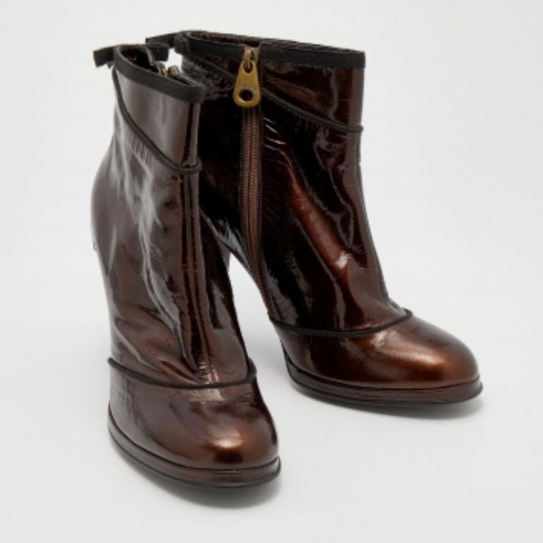 Marc Jacobs Metallic Bronze Patent Leather Ankle Length Boots Size 40.5 In Excellent Condition For Sale In Dubai, Al Qouz 2