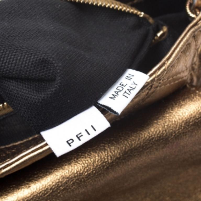 Lasciati conquistare da questa borsa con patta di Furla. Realizzata in pelle trapuntata, la borsa è dotata di una patta con chiusura dorata. Ha un interno spazioso che potrà contenere facilmente tutti i tuoi oggetti essenziali e la borsa è dotata di