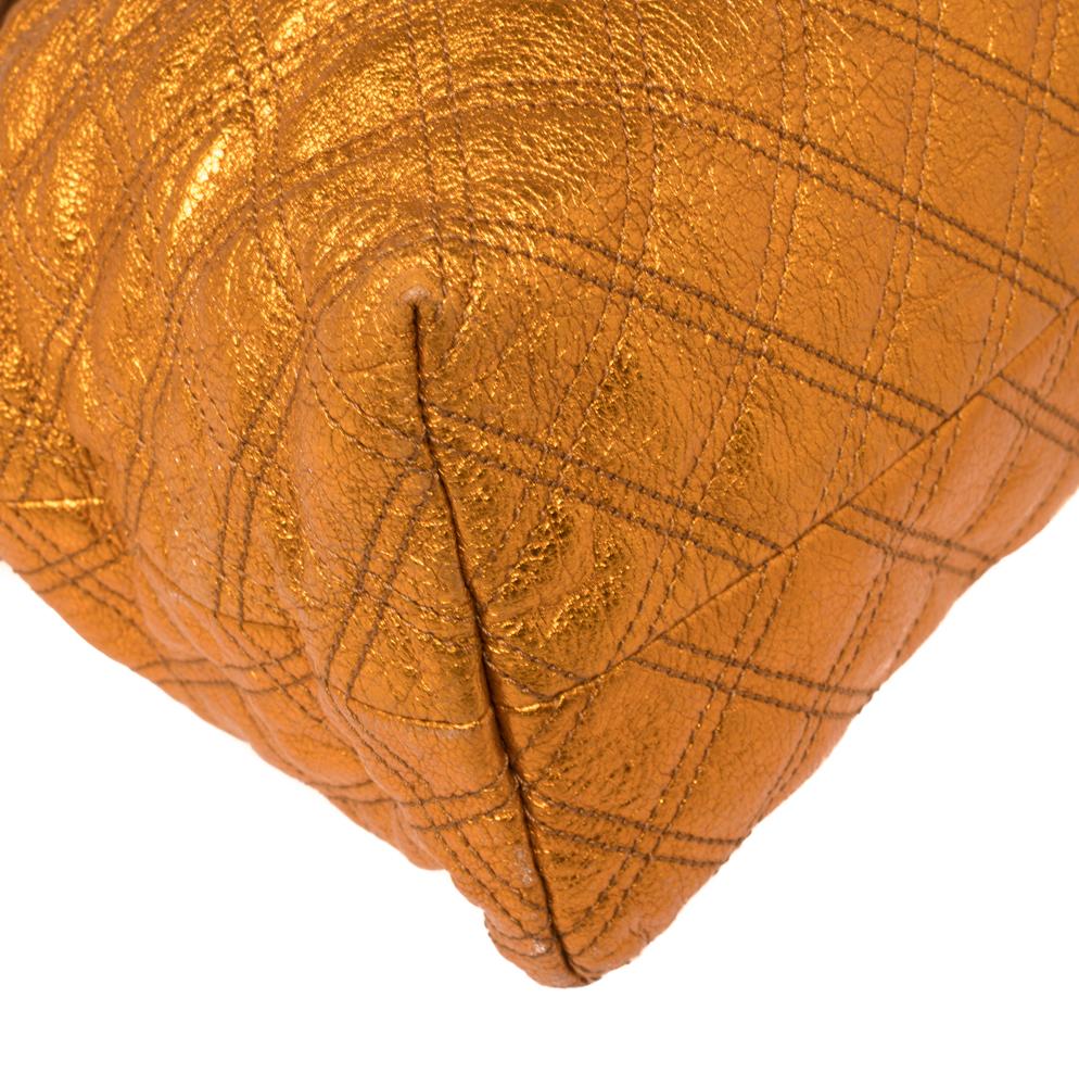 Marc Jacobs - Fourre-tout brun en cuir matelassé orange métallisé avec ceinture 1