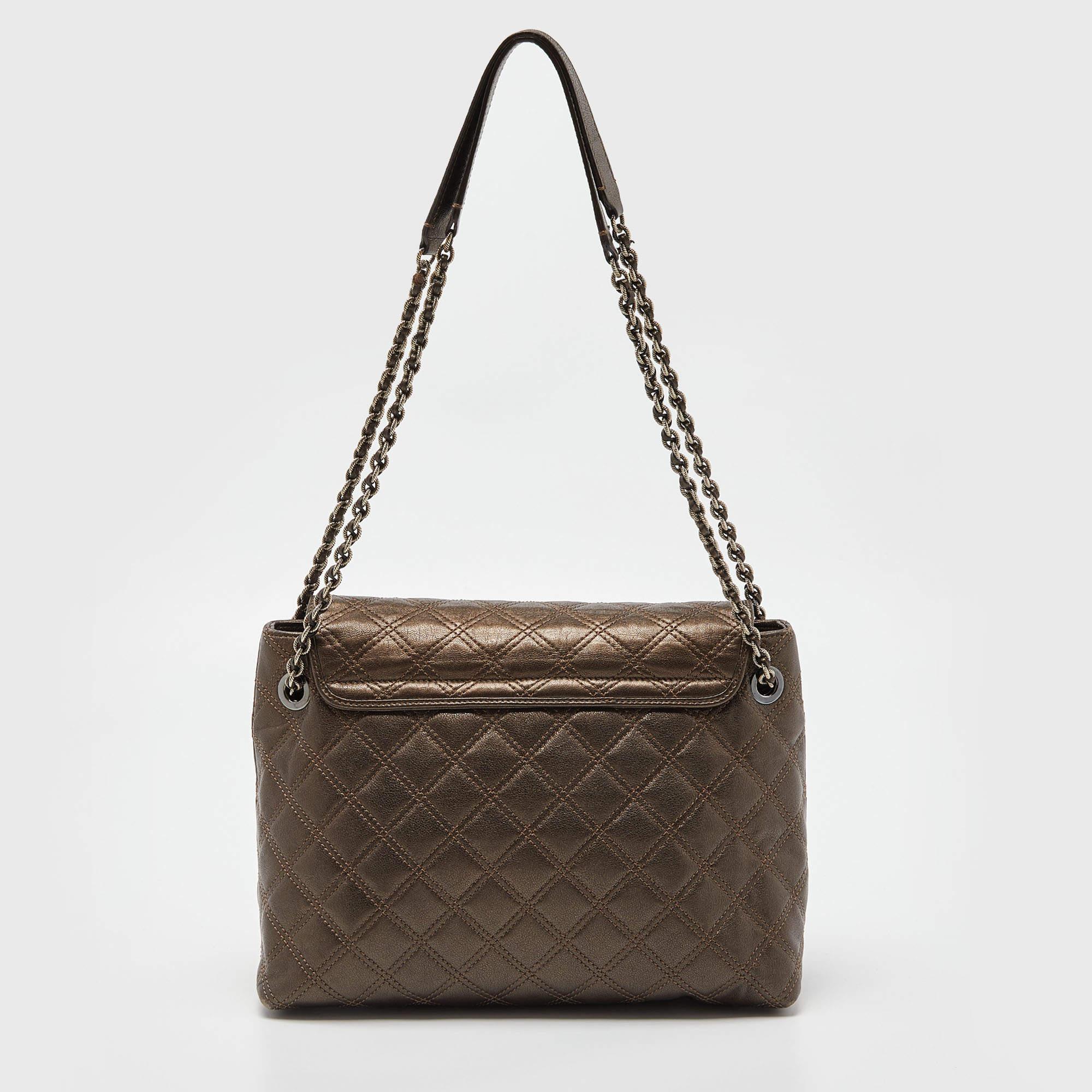 Marc Jacobs Bolso con solapa de piel acolchada metalizada en Bueno estado para la venta en Dubai, Al Qouz 2