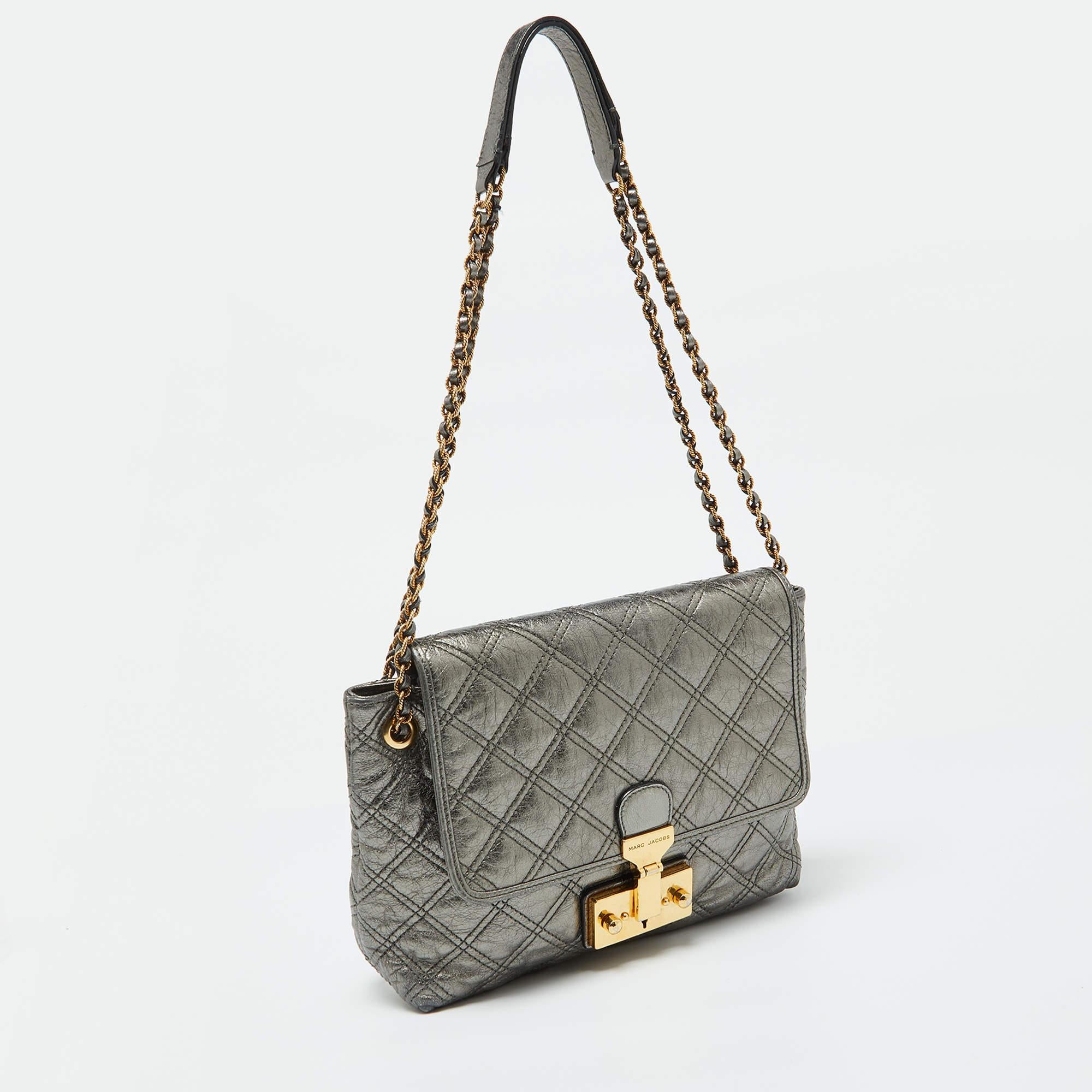 Marc Jacobs Bolso de hombro con solapa de piel acolchada metalizada Gris en venta