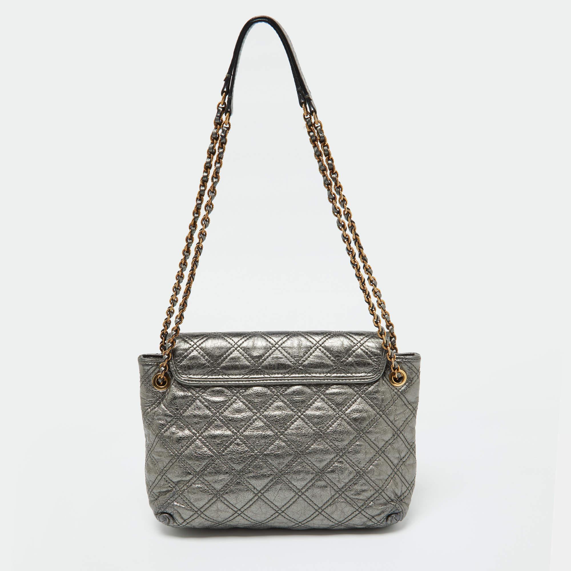 Marc Jacobs Bolso de hombro con solapa de piel acolchada metalizada en Bueno estado para la venta en Dubai, Al Qouz 2