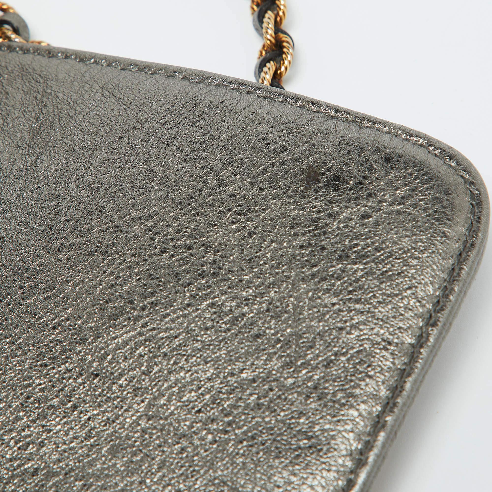 Marc Jacobs Bolso de hombro con solapa de piel acolchada metalizada en venta 1