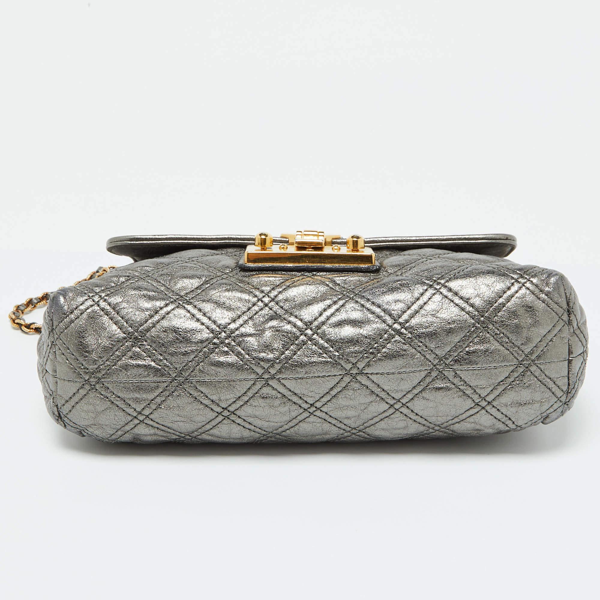 Marc Jacobs Bolso de hombro con solapa de piel acolchada metalizada en venta 2