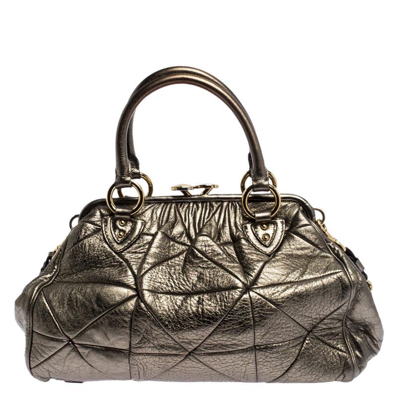 This Marc Jacobs design has a metallic quilted exterior crafted from leather and enhanced with gold-tone hardware. This elegant Stam bag features a kiss-lock top closure that opens to a fabric interior, dual top handles and a removable chain that