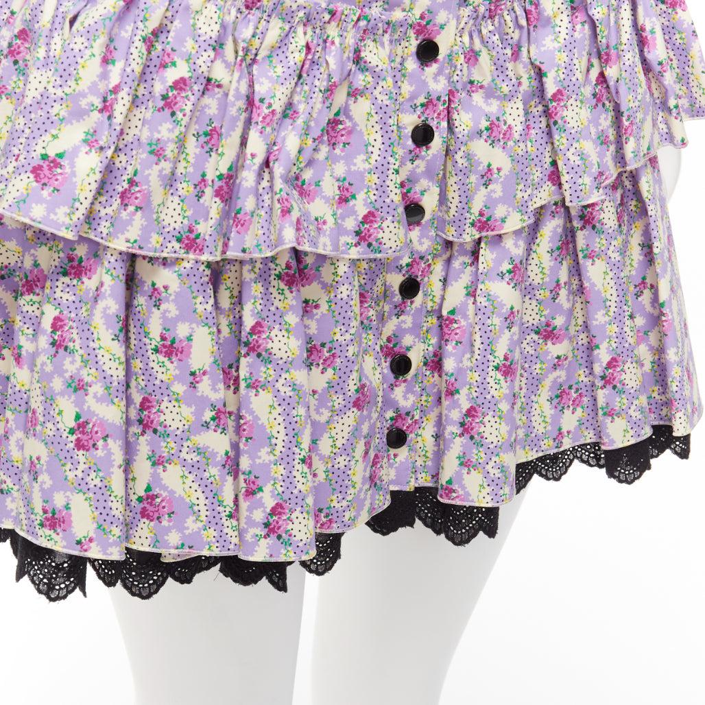 MARC JACOBS Mini Prairie Skirt purple floral print black lace trim tiered US0 XS
Reference: AAWC/A00977
Brand: Marc Jacobs
Designer: Marc Jacobs
Model: The Mini Prairie Skirt
Material: Cotton, Blend
Color: Purple, Black
Pattern: Floral
Closure: Snap