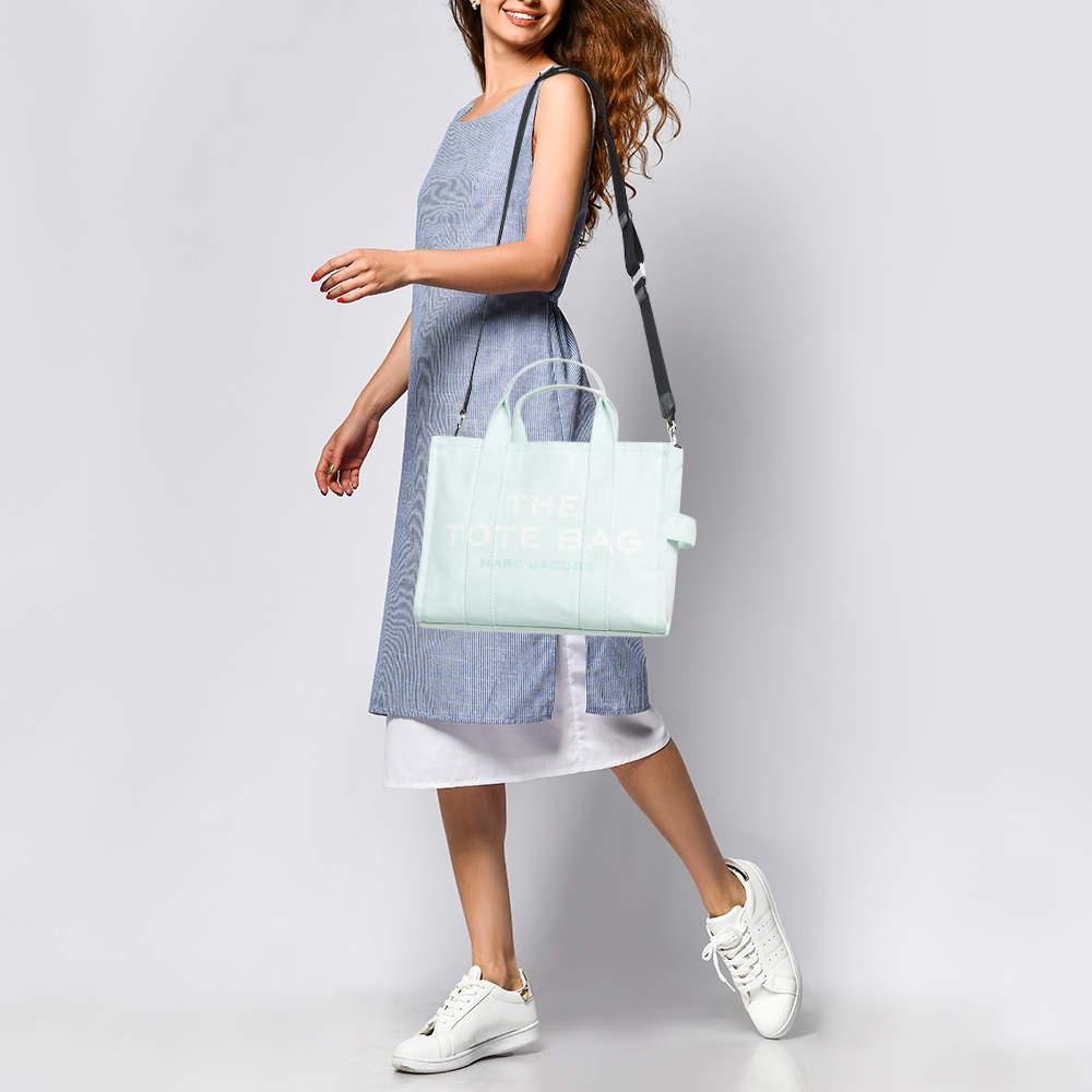 Creado a partir de materiales de alta calidad, este bolso se enriquece con elementos funcionales y clásicos. Se puede transportar cómodamente y su interior tiene el tamaño perfecto para guardar tus pertenencias con facilidad.