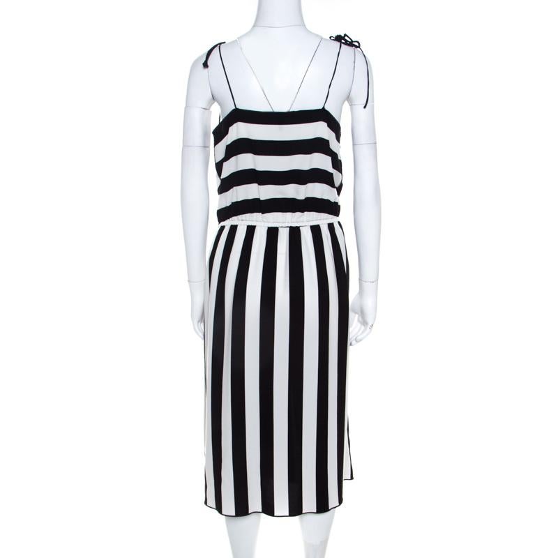 A stylish statement dress by Marc Jacobs is just what you need. This monochrome striped midi dress is tailored from durable fabric blend. With a shoulder tie-up detail and plunge neckline, it is just perfect. Team it with yellow sandals and