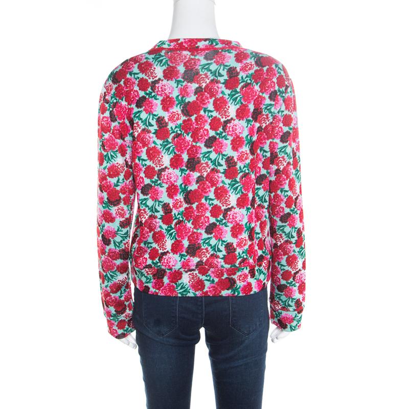 How delightful is this sweatshirt from Marc Jacobs! It is made of a cotton blend and features a multicolour floral print all over it. It flaunts a round neckline and long sleeves. Pair it with denims and trendy ballet flats for a fun outing with