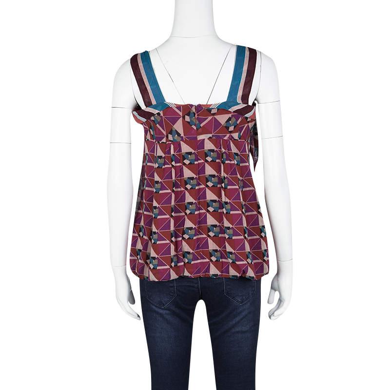 Tailored in a lightweight and comfortable cotton fabric, this Marc Jacobs top features a multicolour geometric print all over. This sleeveless style top features a tie detail on the shoulder straps and comes with a subtle sweetheart neckline. Wear