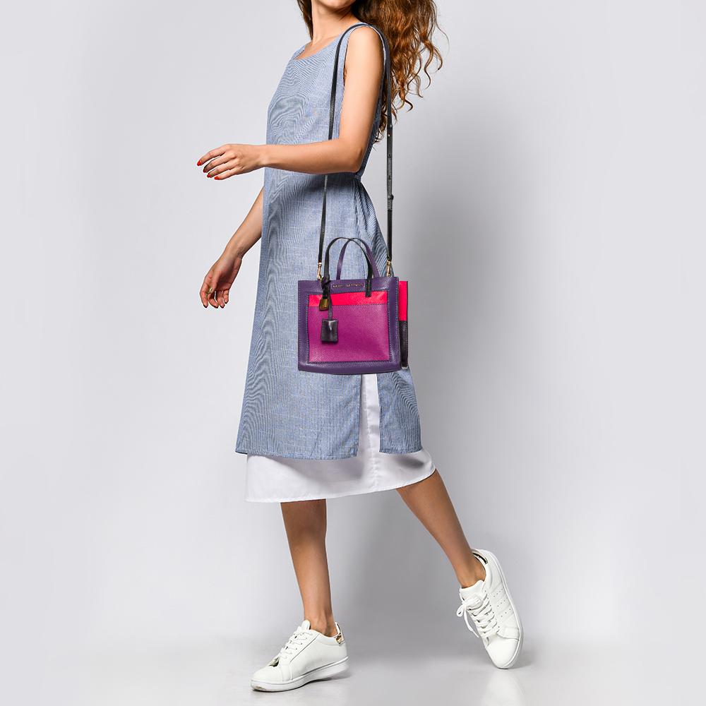 Complete your look instantly with this Marc Jacobs tote. Crafted from colorful leather, this piece is a dashing creation to own. The interior is lined with leather and fabric and the bag flaunts a gold-tone padlock and a key. Carry it using the dual