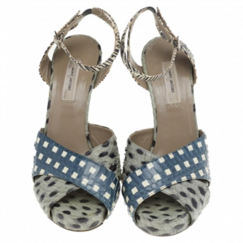 Marc Jacobs Sandali con cinturino alla caviglia in pelle di pitone multicolore misura 35,5 in vendita 1
