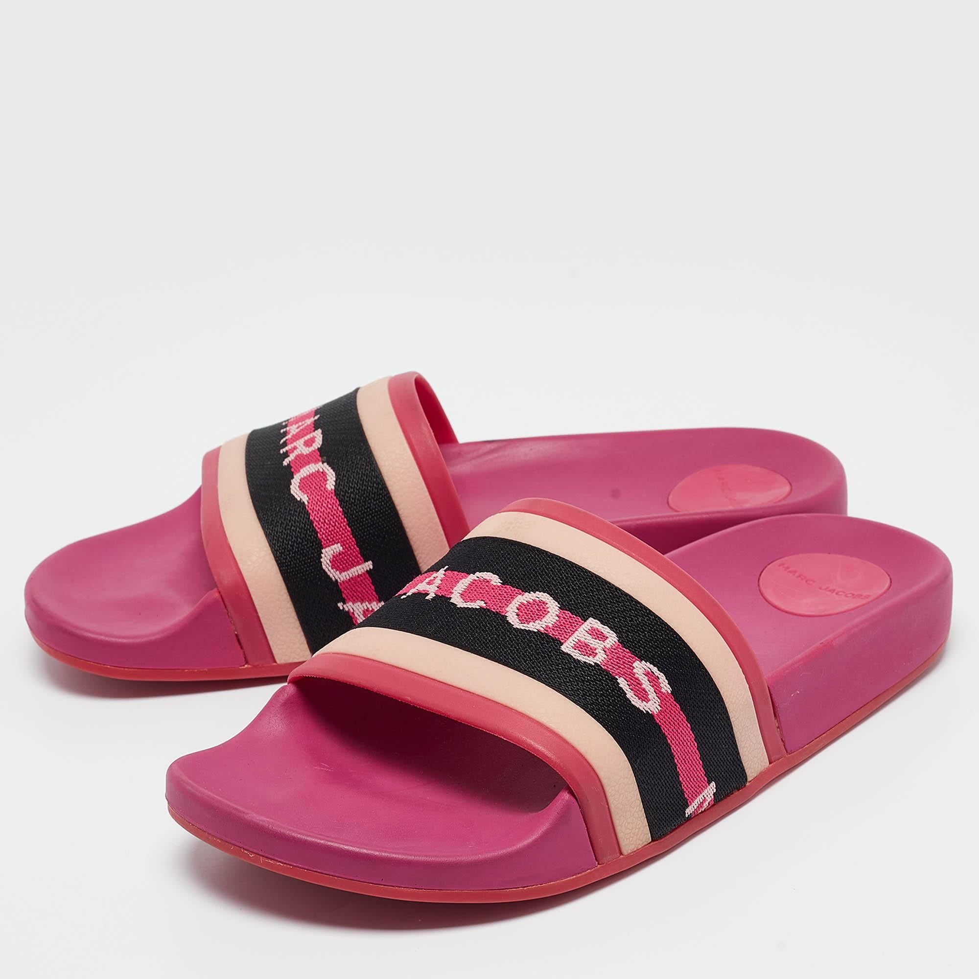 Mettez en valeur vos looks décontractés avec une touche de style grâce à ces diapositives design. Fabriquée dans une matière de qualité, cette paire de chaussures est un must have. Elle est ornée d'une jolie teinte.
