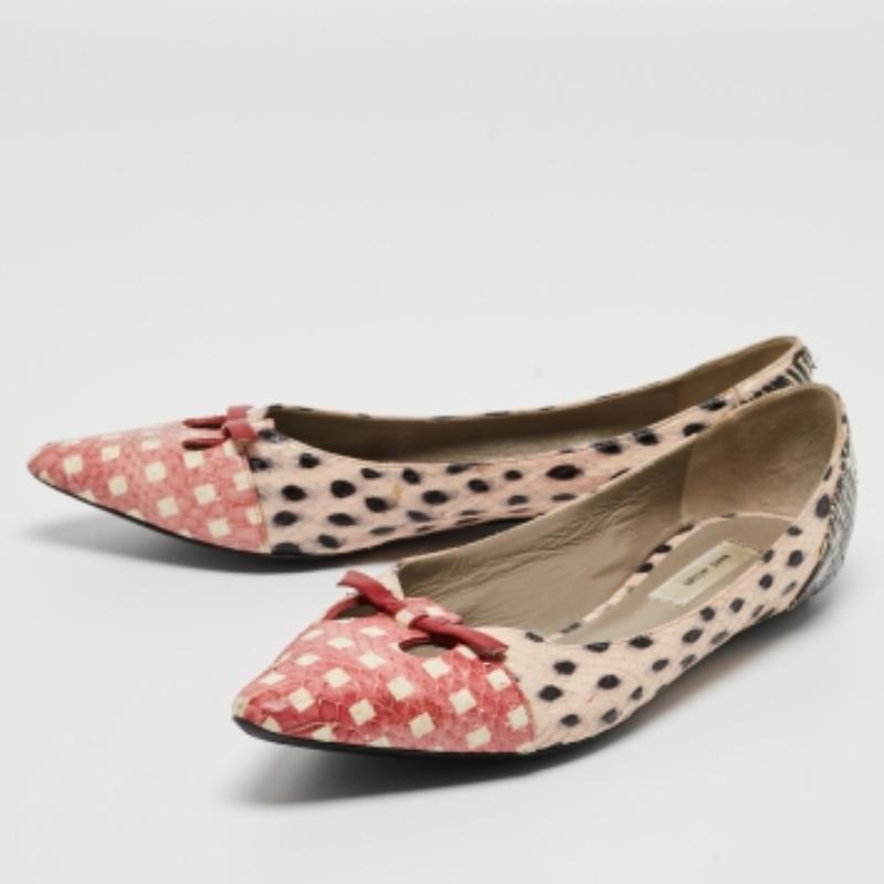 Diese Ballerinas von Marc Jacobs sind bequem und schick und können mit allem kombiniert werden, vom Hemdkleid bis zur Röhrenjeans. Sie sind aus Schlangenleder gefertigt, haben eine spitze Zehenpartie und eine Schleife auf dem Vorderblatt.