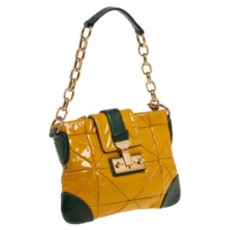 Coming from the house of Marc Jacobs, this trendy handbag ensures versatility and style. Presenting a patent leather handbag which is an absolute mixture of fashion and utility. The bag opens up to showcase a fabric-lined interior. This yellow bag