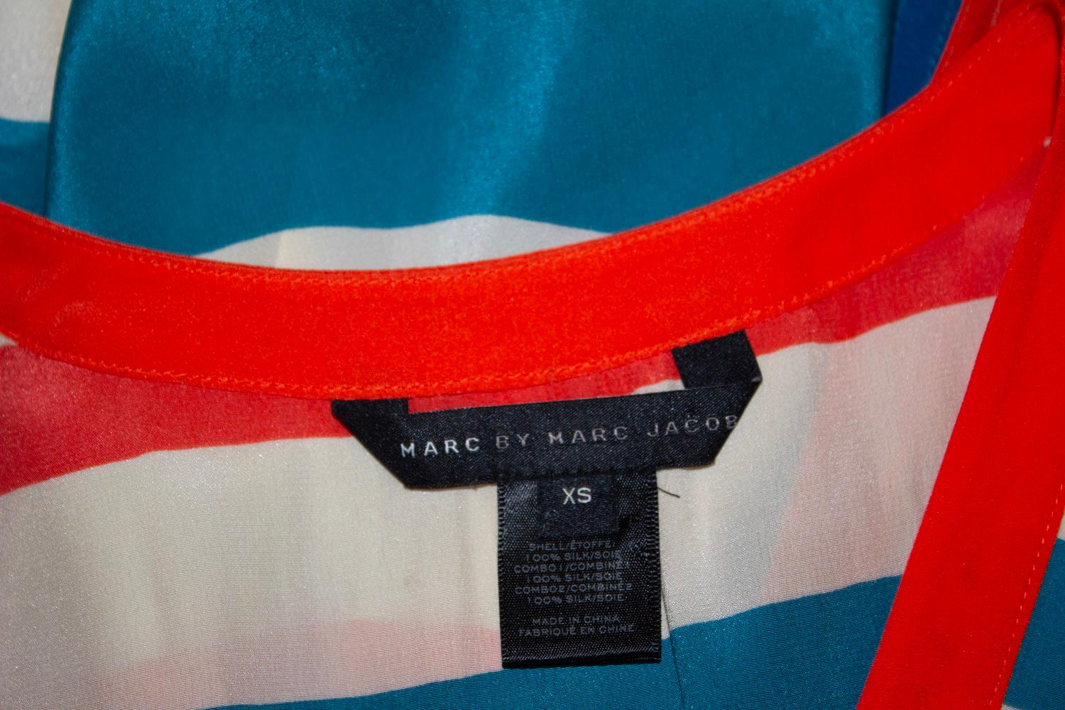 Un vestido divertido para el verano de Marc Jacobs (línea Marc). En seda multicolor, el vestido tiene escote redondo, cintura elástica con cinturón de seda. La zona de la falda está forrada.
Medidas : Busto 36'' cintura 26'' - 33''