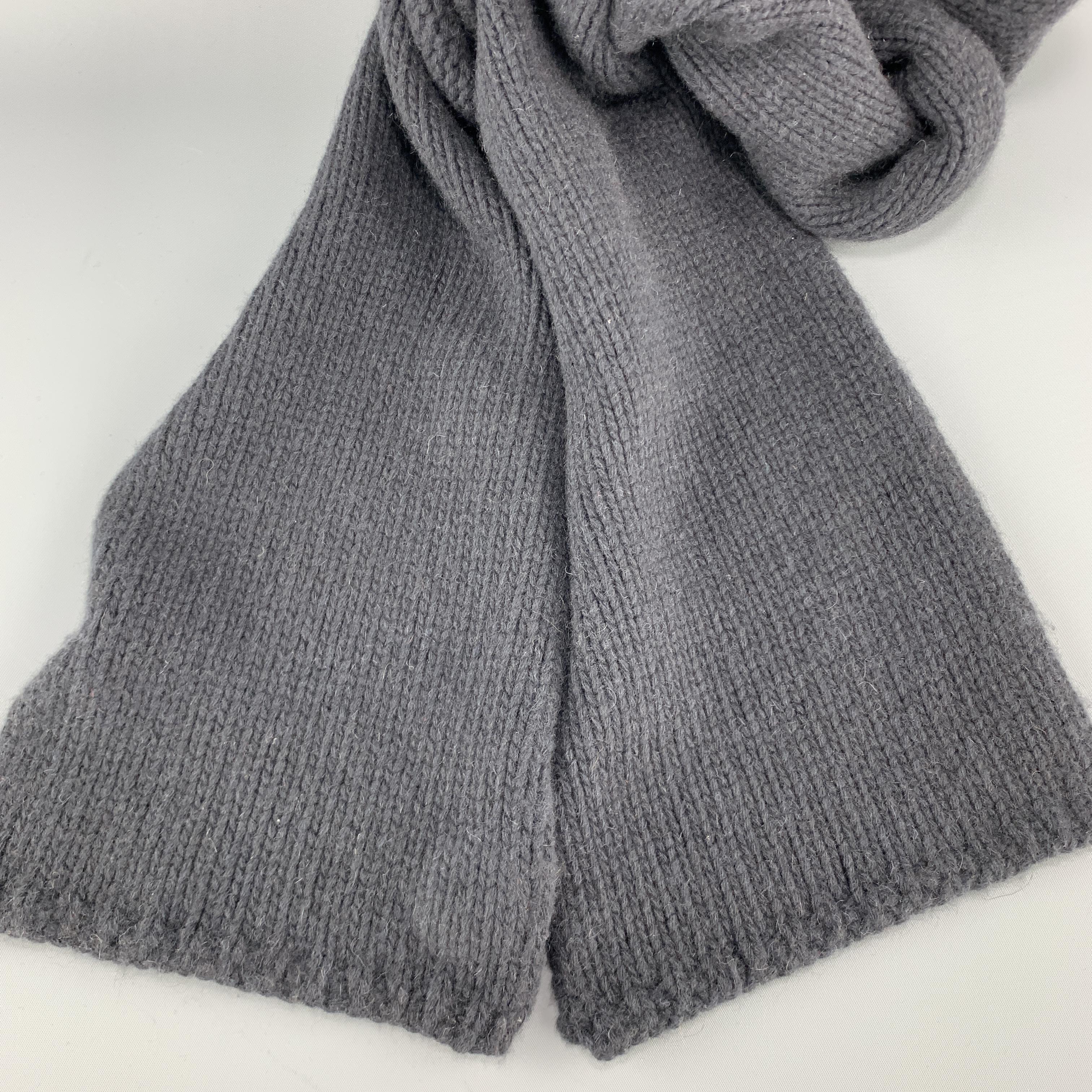 MARC JACOBS scarf comes in navy cashmere knit in a long rolled shapes.

Good Pre-Owned Condition.

90 x 8.5 in.
