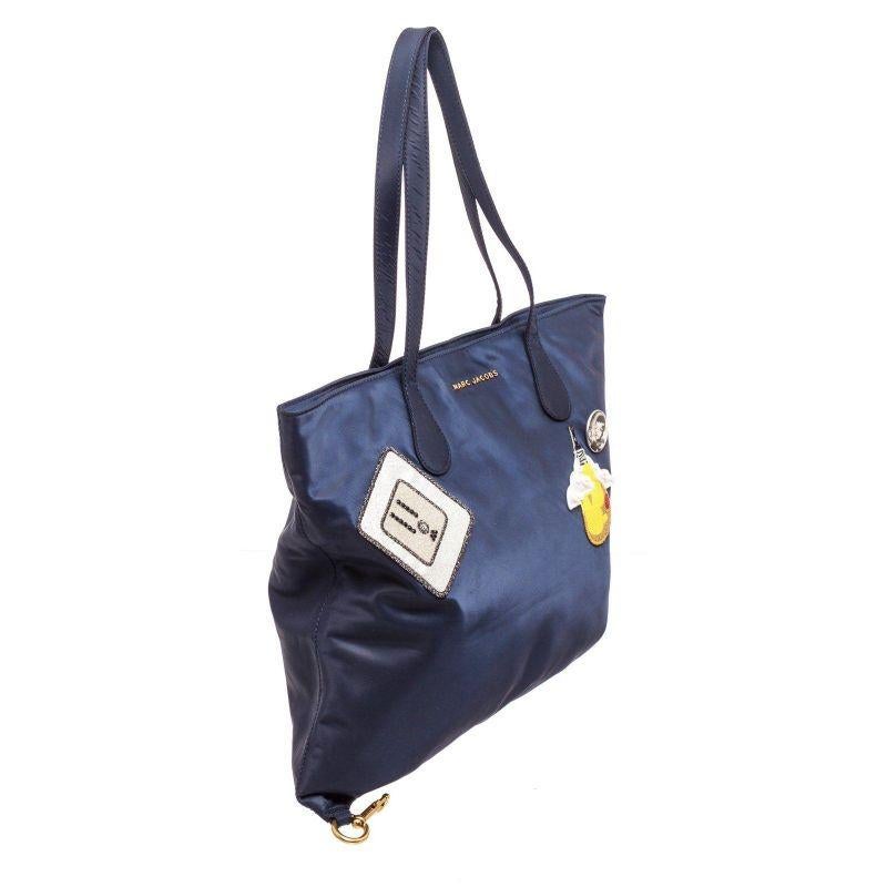 Marc Jacobs Wingman Shopper Tasche aus marineblauem Nylon, zwei flache Griffe an der Oberseite, Logoplakette und Aufnäher an der Vorderseite, Schlüsselanhängerverschluss an der Unterseite, um die Tasche kompakt zu machen, Innenfutter aus