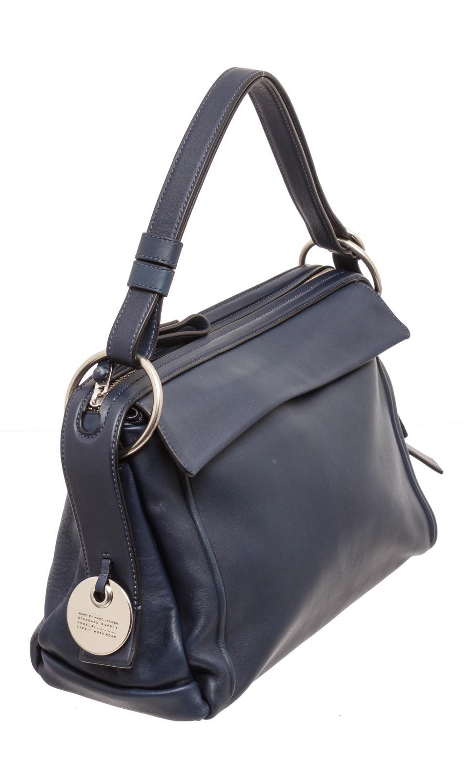 Marc Jacobs Navy Prism 34 Lederumhängetasche mit goldfarbener Hardware, Außenklappentaschen, Reißverschluss-Innentaschen, Lederfutter, Schulterriemen und Reißverschluss.

24580MSC