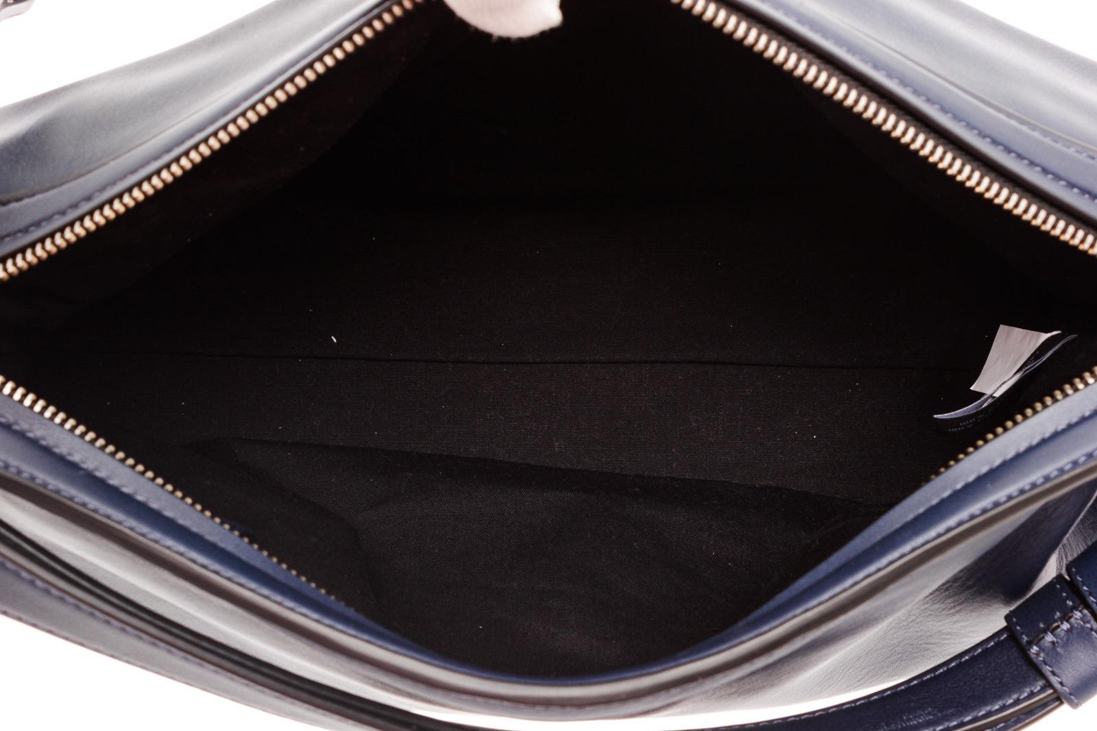 Marc Jacobs Marineblaue Prism 34 Leder-Umhängetasche mit goldfarbenen Beschlägen 2