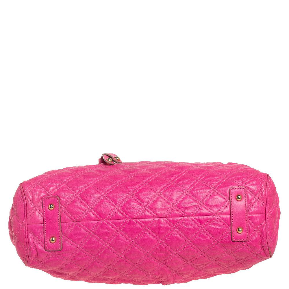 Donna Marc Jacobs, borsa a tracolla in pelle trapuntata rosa neon, con tracolla in pelle trapuntata