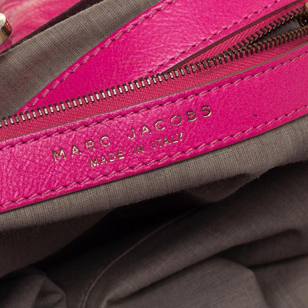 Marc Jacobs, borsa a tracolla in pelle trapuntata rosa neon, con tracolla in pelle trapuntata 1