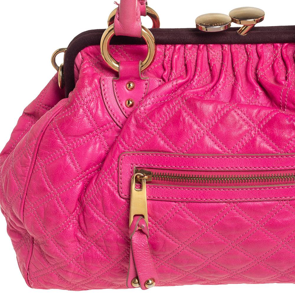 Marc Jacobs, borsa a tracolla in pelle trapuntata rosa neon, con tracolla in pelle trapuntata 3